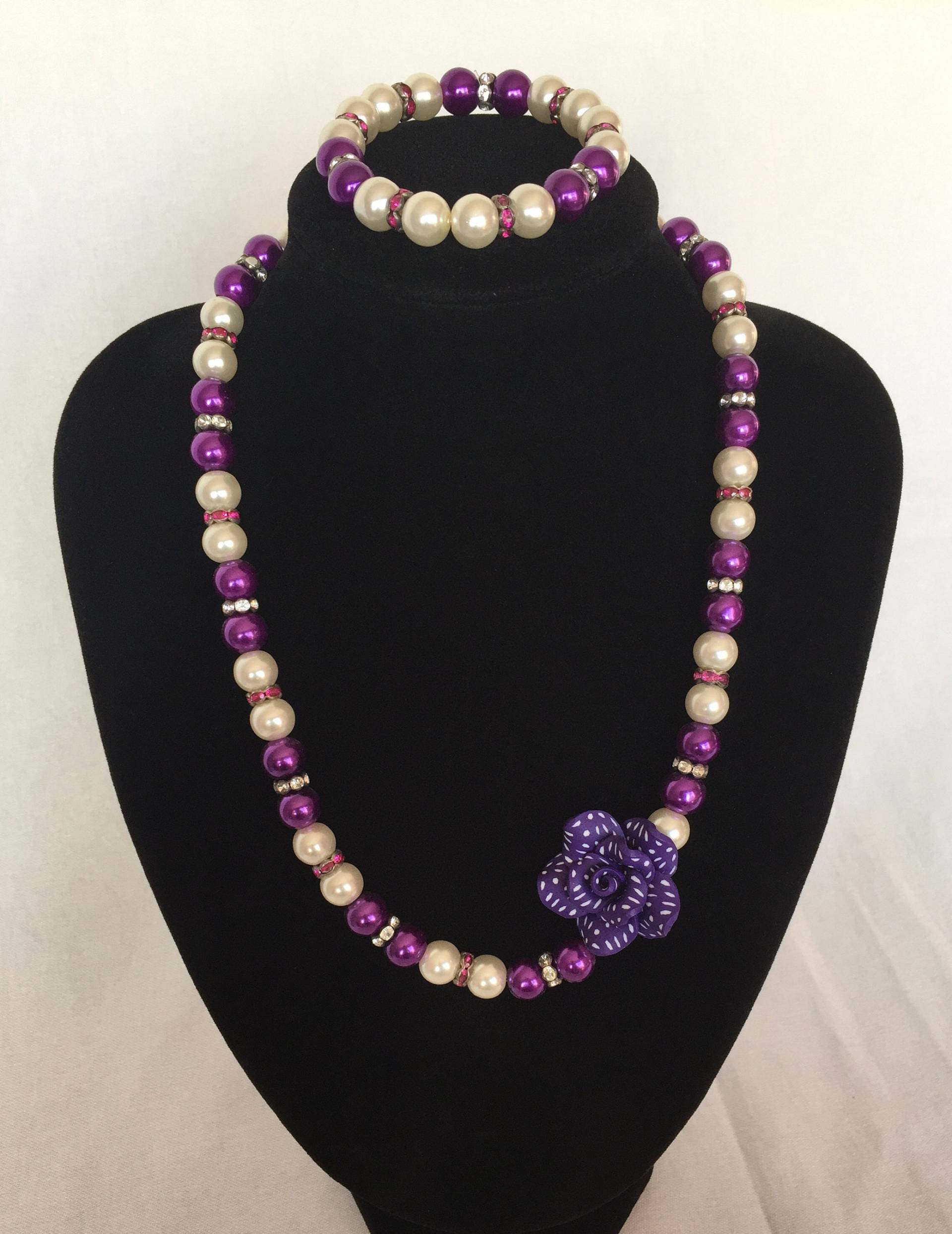 Glasperlen-Halskette Side Rose Feature, Magnetverschluss, Mehrere Farboptionen Glasperlen-Halskette Side Rose Feature, Magnetverschluss, Mehrere Farboptionen von JewelleryByJas