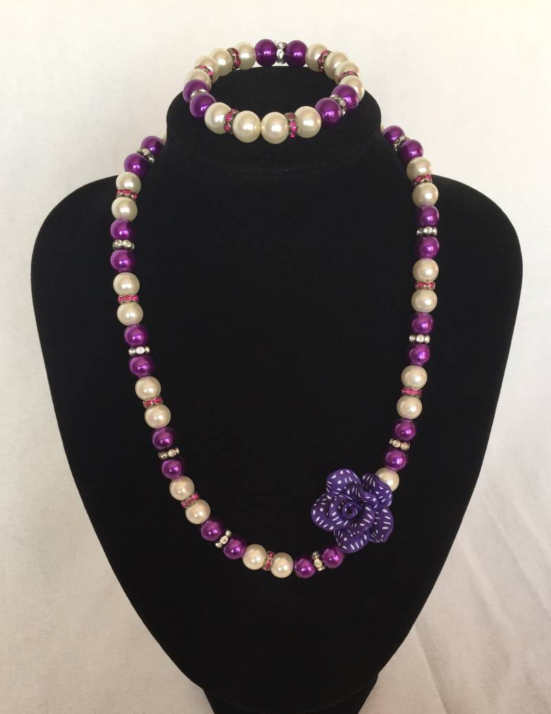 Glasperlen-Halskette Side Rose Feature, Magnetverschluss, Mehrere Farboptionen Glasperlen-Halskette Side Rose Feature, Magnetverschluss, Mehrere Farboptionen von JewelleryByJas
