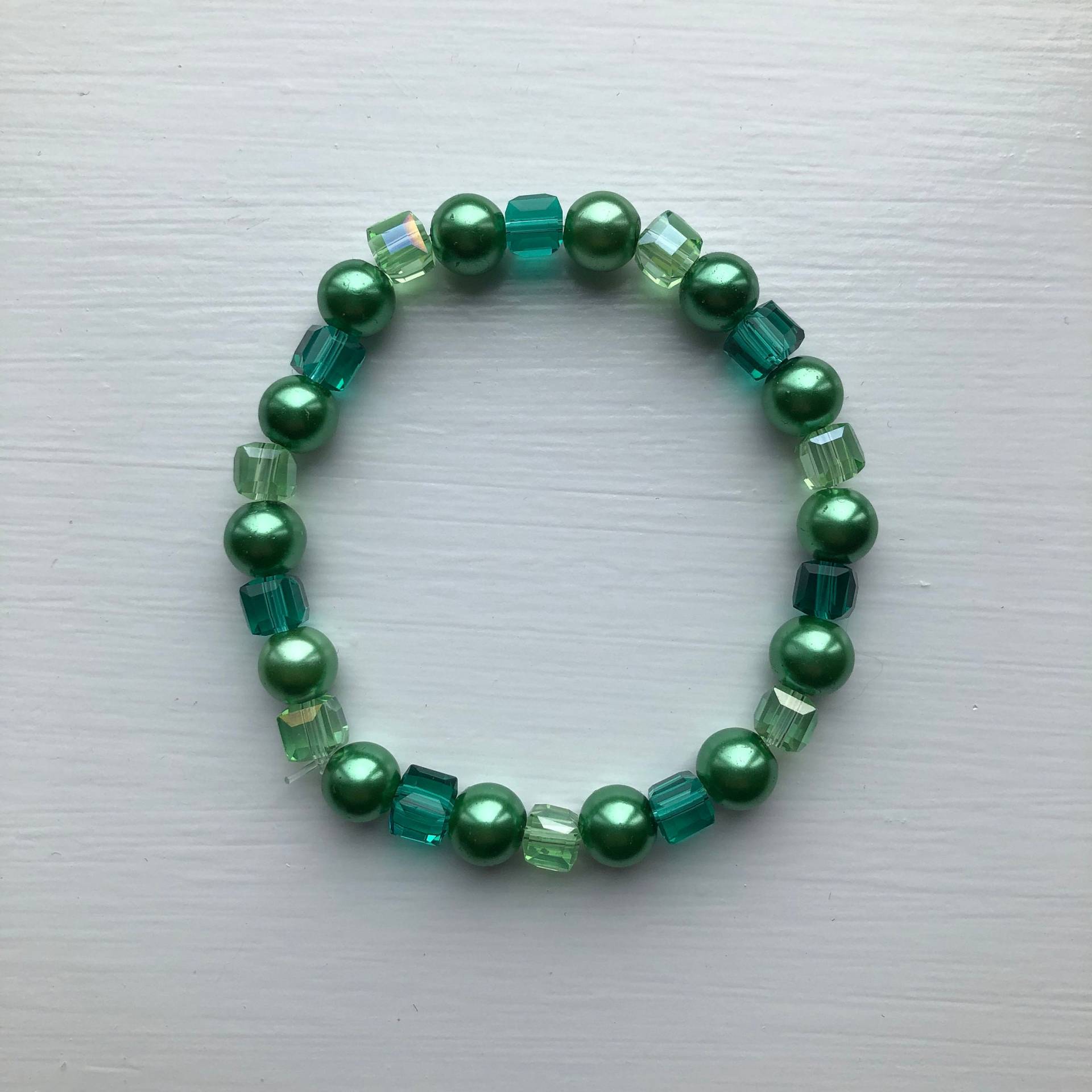 Grüne Glasperlen Und Würfelförmige Kristall Rondelle Perlen Armband, Uk Shop Grüne Glasperlen Und Würfelförmige Kristall Rondelle Perlen Armband, Uk Shop von JewelleryByJas