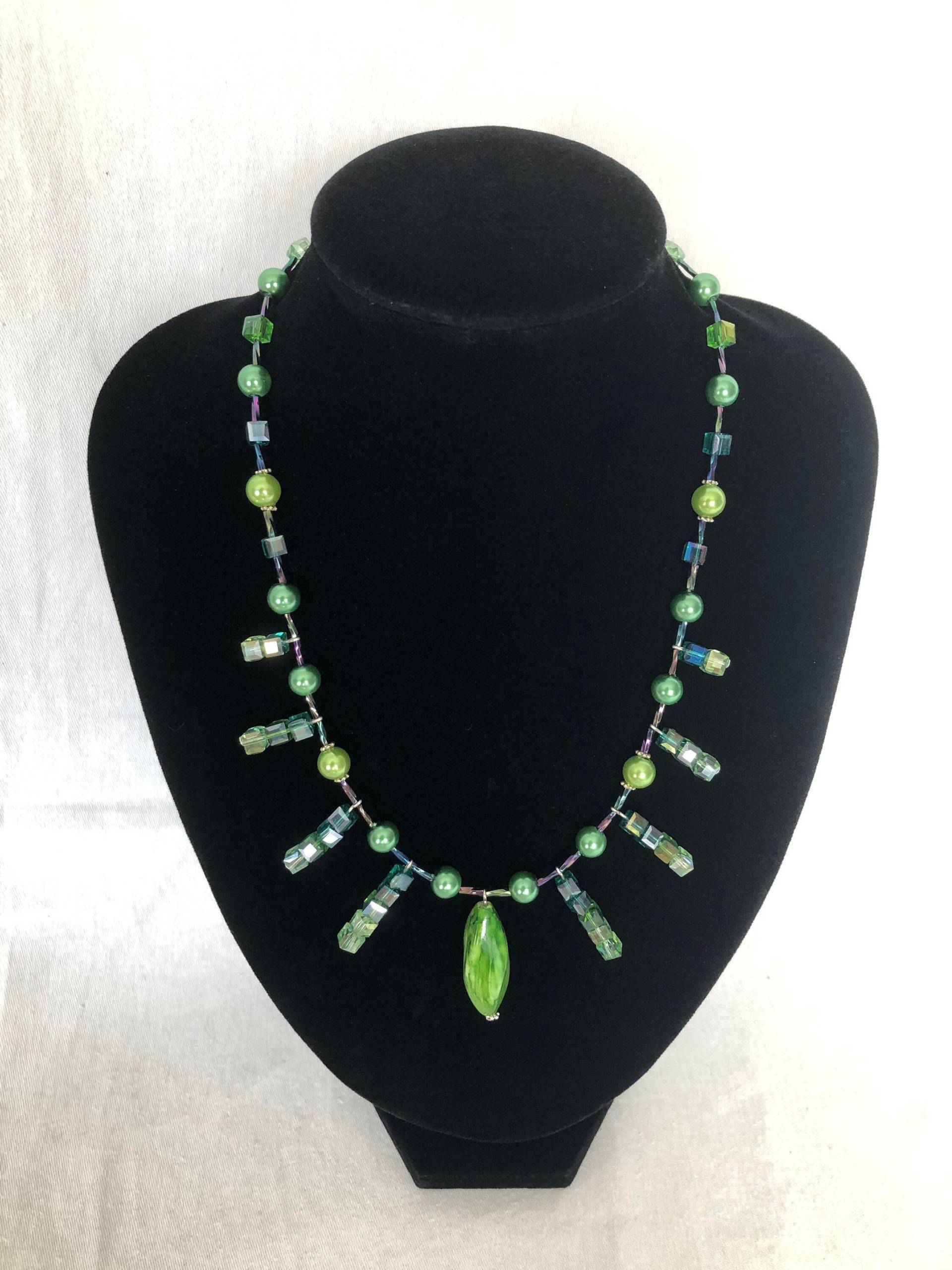 Grüne Perlenkette Tropfen-Design, Kristallschliffrondelle, Glasperle, Magnetverschluss Grüne Perlenkette Tropfen-Design, Kristallschliffrondelle, Glasperle, Magnetverschluss von JewelleryByJas