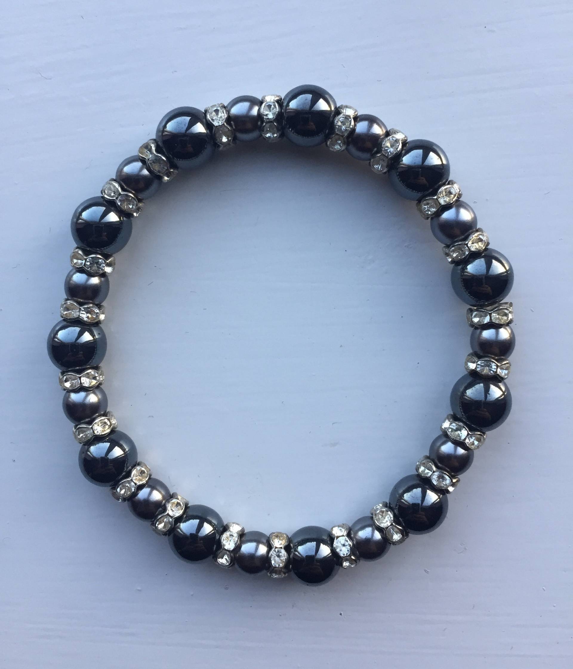 Hämatit Und Anthrazit Glas Perlen Armband Mit Gewellten Diamanten Perlen, Uk-Shop Hämatit Und Anthrazit Glas Perlen Armband Mit Gewellten Diamanten Perlen, Uk-Shop von JewelleryByJas