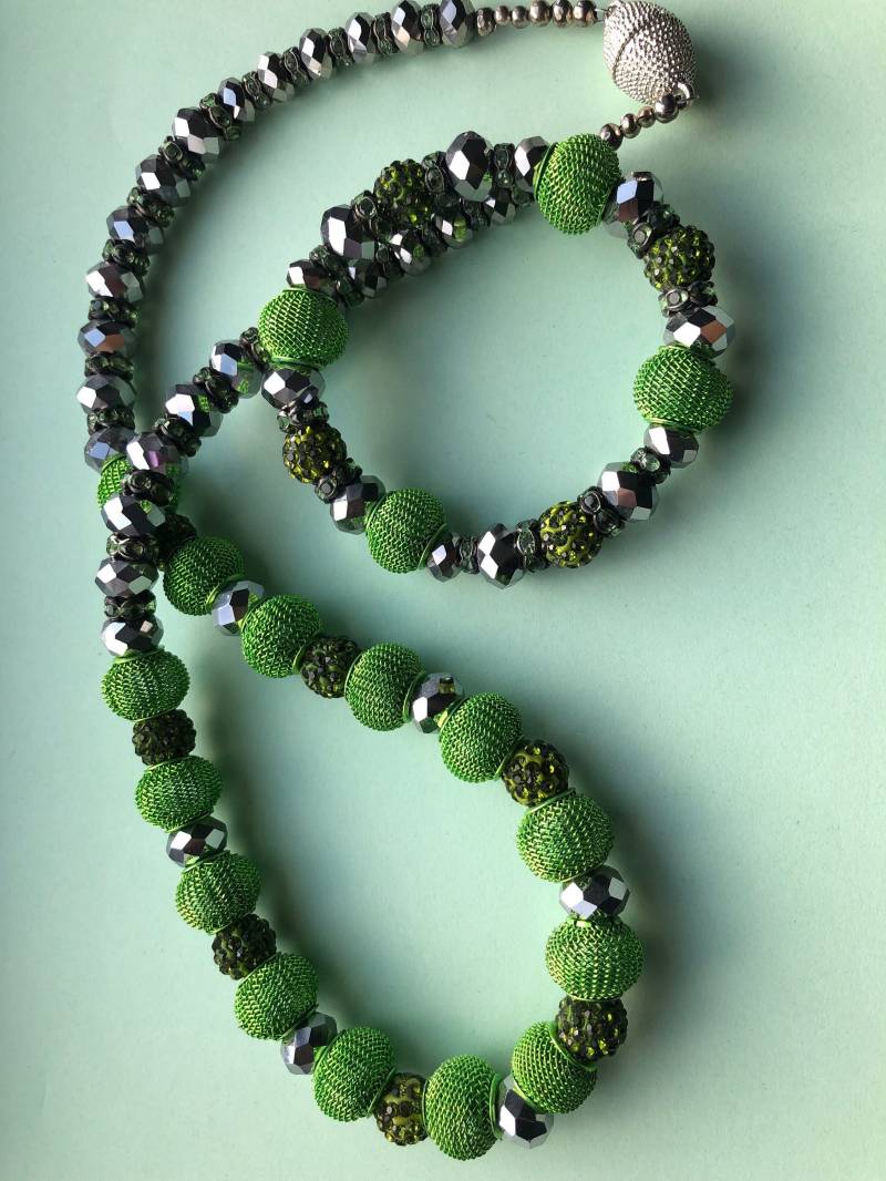 Hellgrüne Shamballa-Halskette Mit Silbernen Rondellen, Magnetverschluss Hellgrüne Shamballa-Halskette Mit Silbernen Rondellen, Magnetverschluss von JewelleryByJas