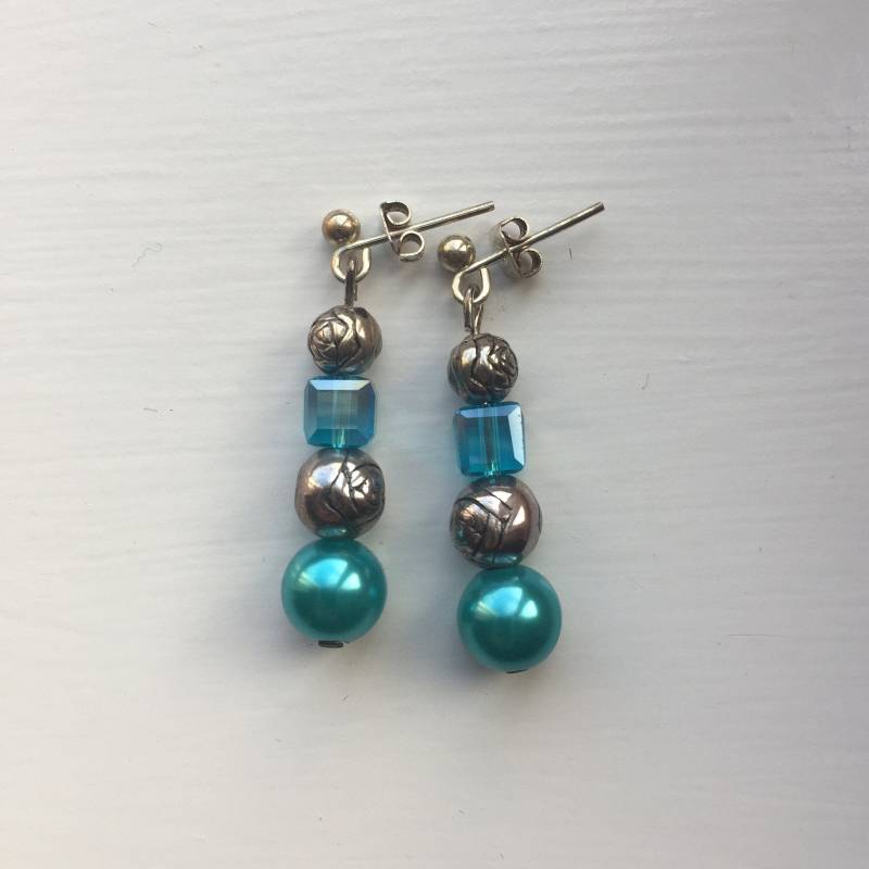 Himmelblaue Tropfenohrringe Silberne Rosenperlen, Versilberte Ohrstecker Himmelblaue Tropfenohrringe Silberne Rosenperlen, Versilberte Ohrstecker von JewelleryByJas