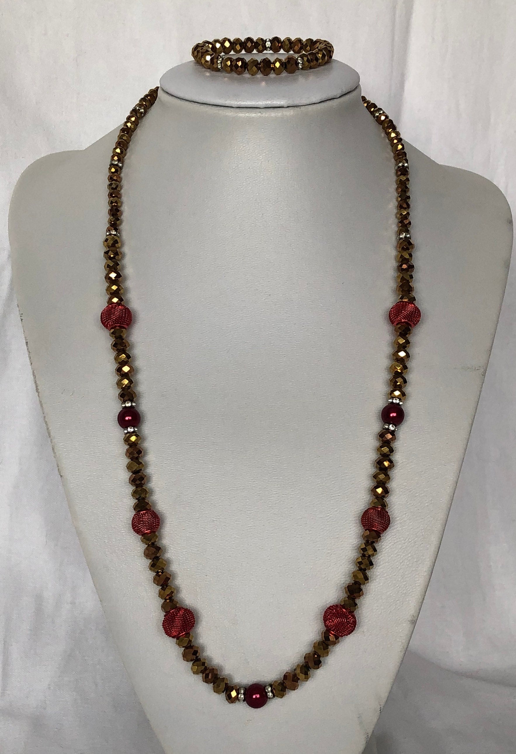 Lange Halskette Mit Goldenen Metallrondellen Und Roten Netzelementen, Passendes Armband | Optional, Einzigartiges Design, Uk Shop von JewelleryByJas