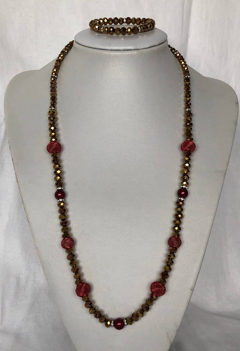 Lange Halskette Mit Goldenen Metallrondellen Und Roten Netzelementen, Passendes Armband | Optional, Einzigartiges Design, Uk Shop von JewelleryByJas