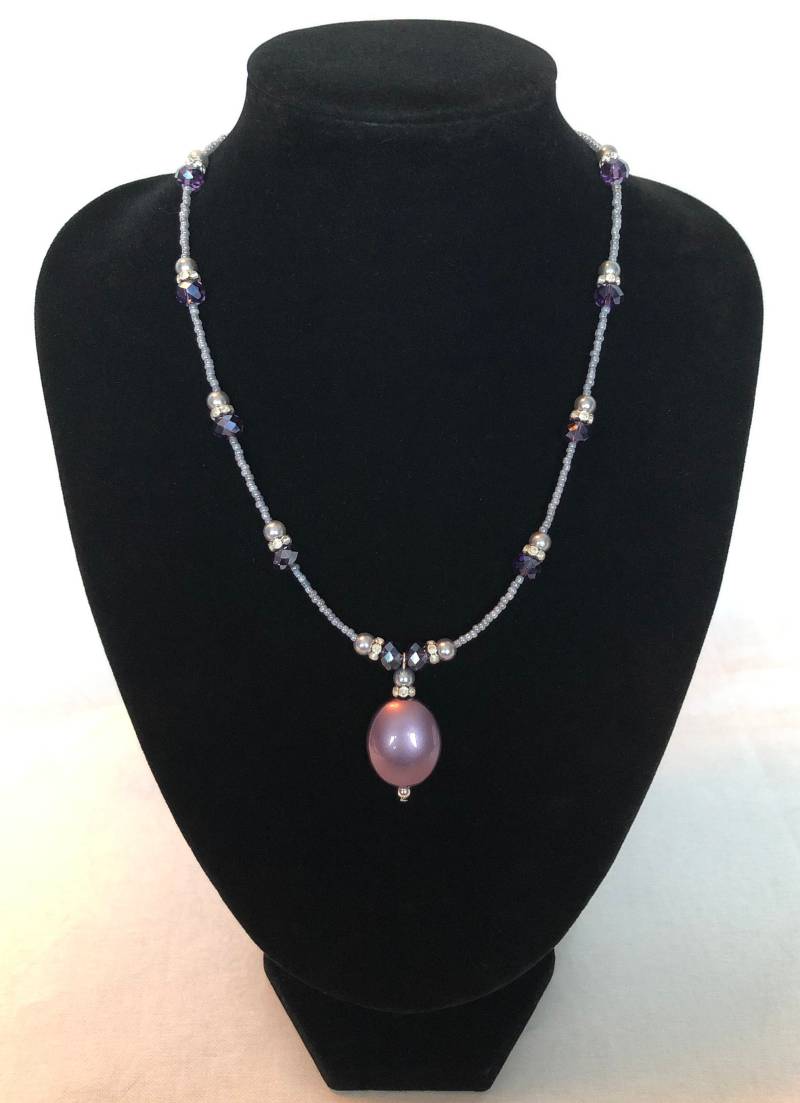 Lila Anhänger Perlenkette Rondelle, Magnetverschluss, Unikat von JewelleryByJas