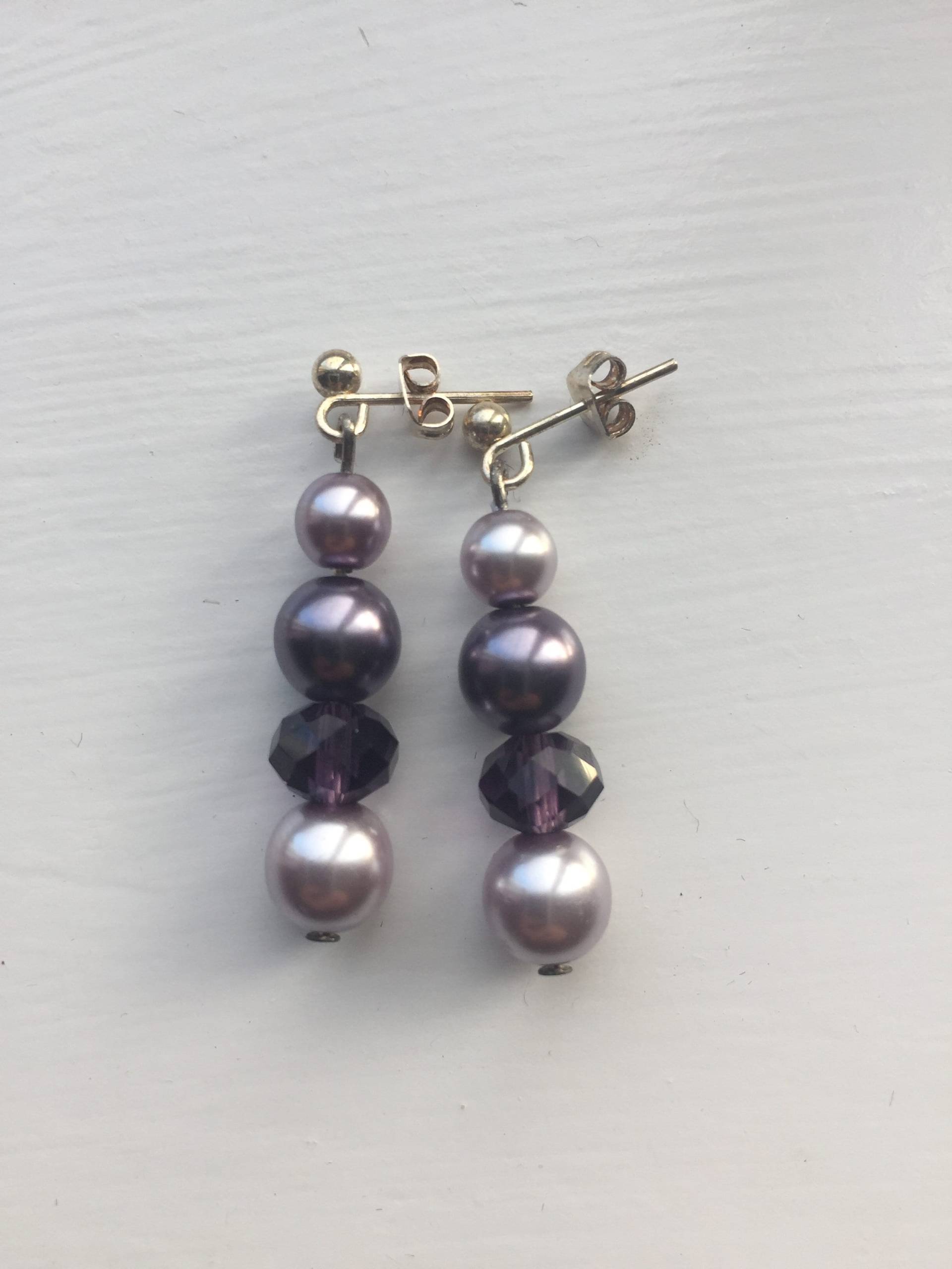 Lila Glasperlen Und Rondelle Tropfen Ohrringe Mit Nieten, Einzelanfertigung, Uk Shop von JewelleryByJas