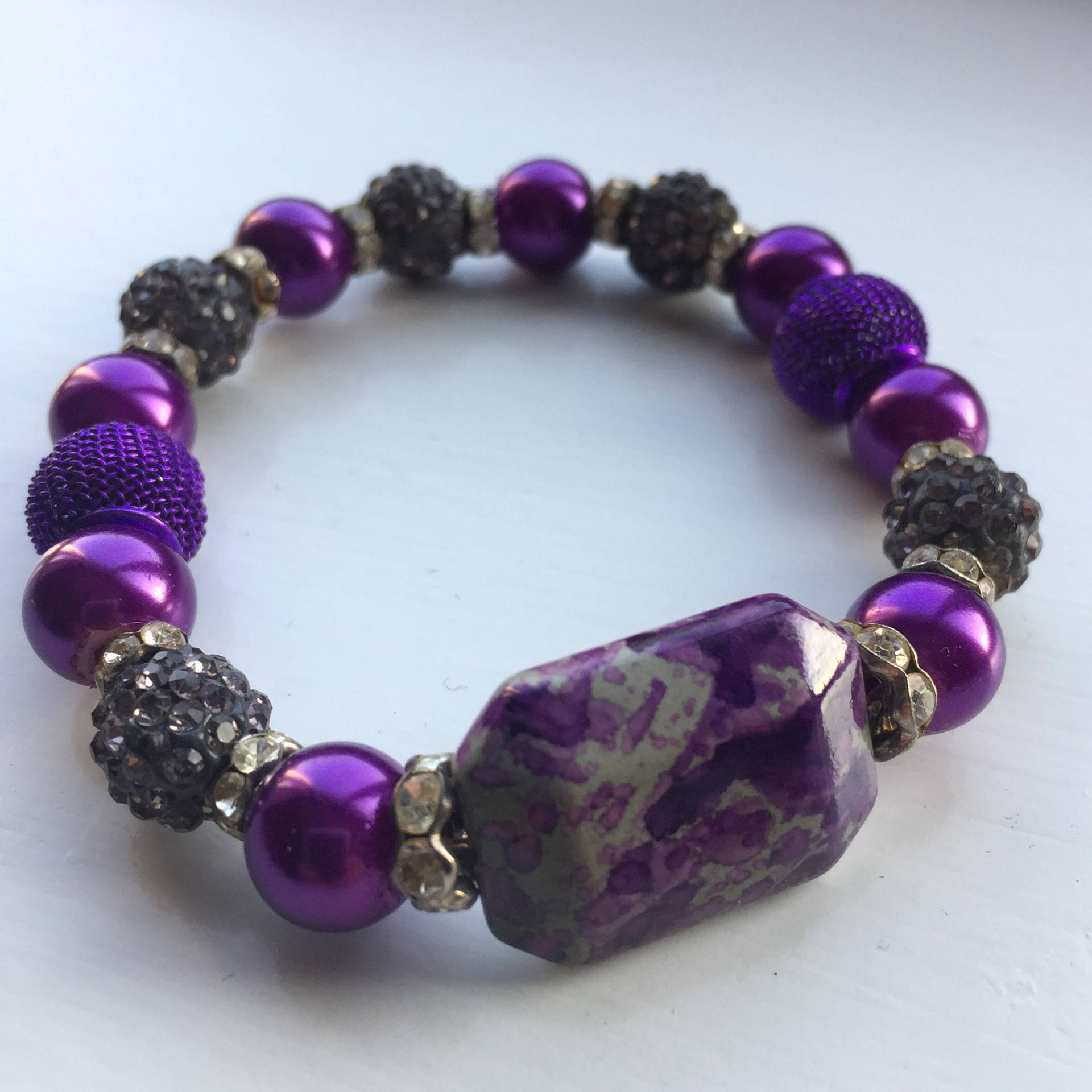 Lila Perlenarmband Mit Shamballas Und Glasperlen, Unikat, Uk Shop Lila Perlenarmband Mit Shamballas Und Glasperlen, Unikat, Uk Shop von JewelleryByJas