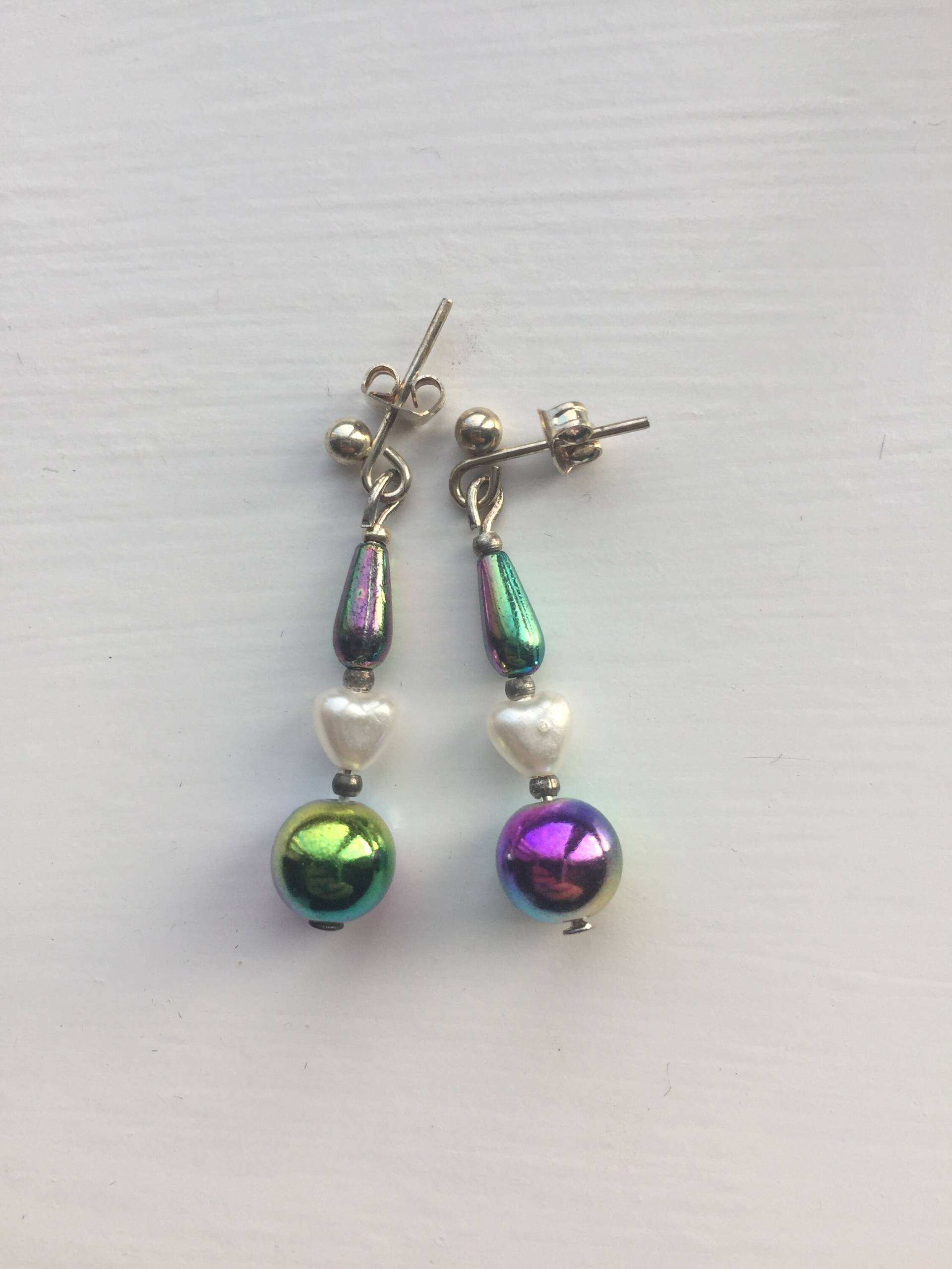 Regenbogen Perlen Tropfen Ohrringe Weisse Glasperlen Herzen, Versilberte Ohrstecker Regenbogen Perlen Tropfen Ohrringe Weisse Glasperlen Herzen, Versilberte Ohrstecker von JewelleryByJas