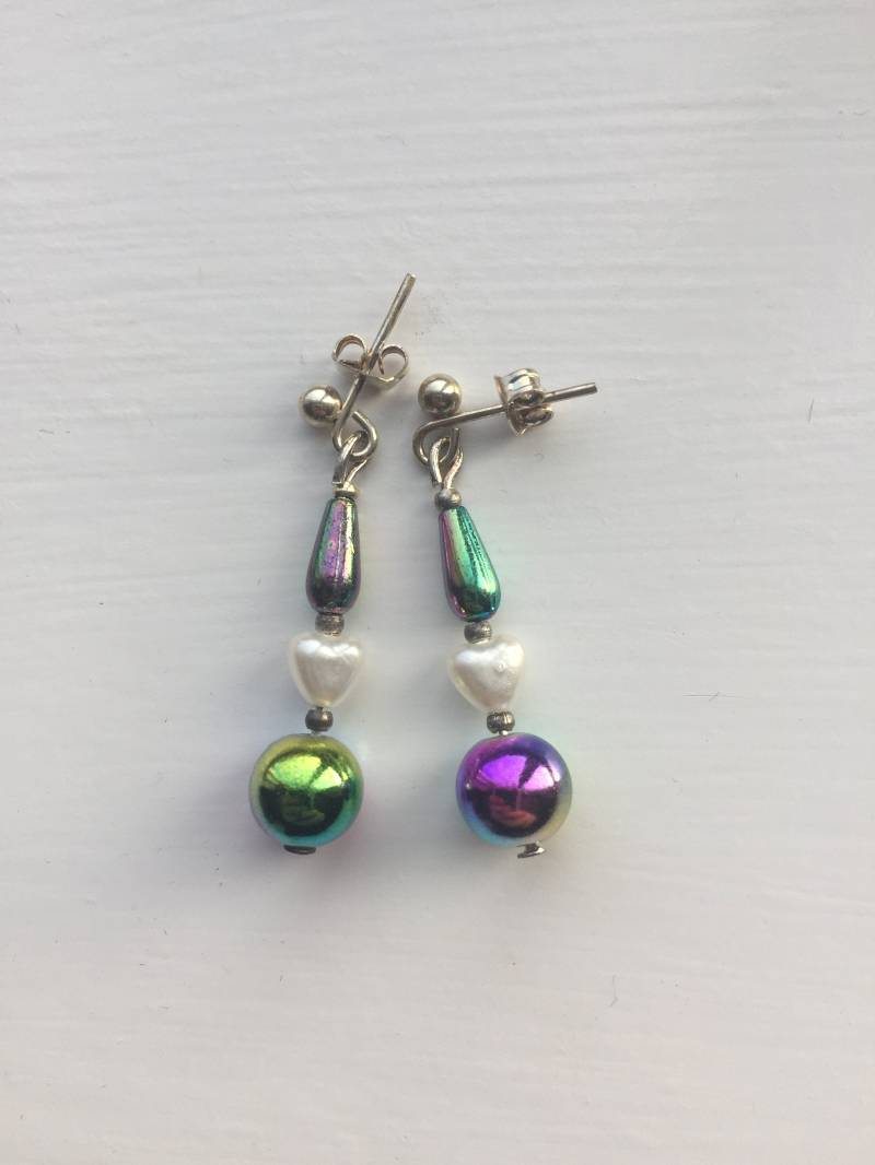 Regenbogen Perlen Tropfen Ohrringe Weisse Glasperlen Herzen, Versilberte Ohrstecker Regenbogen Perlen Tropfen Ohrringe Weisse Glasperlen Herzen, Versilberte Ohrstecker von JewelleryByJas