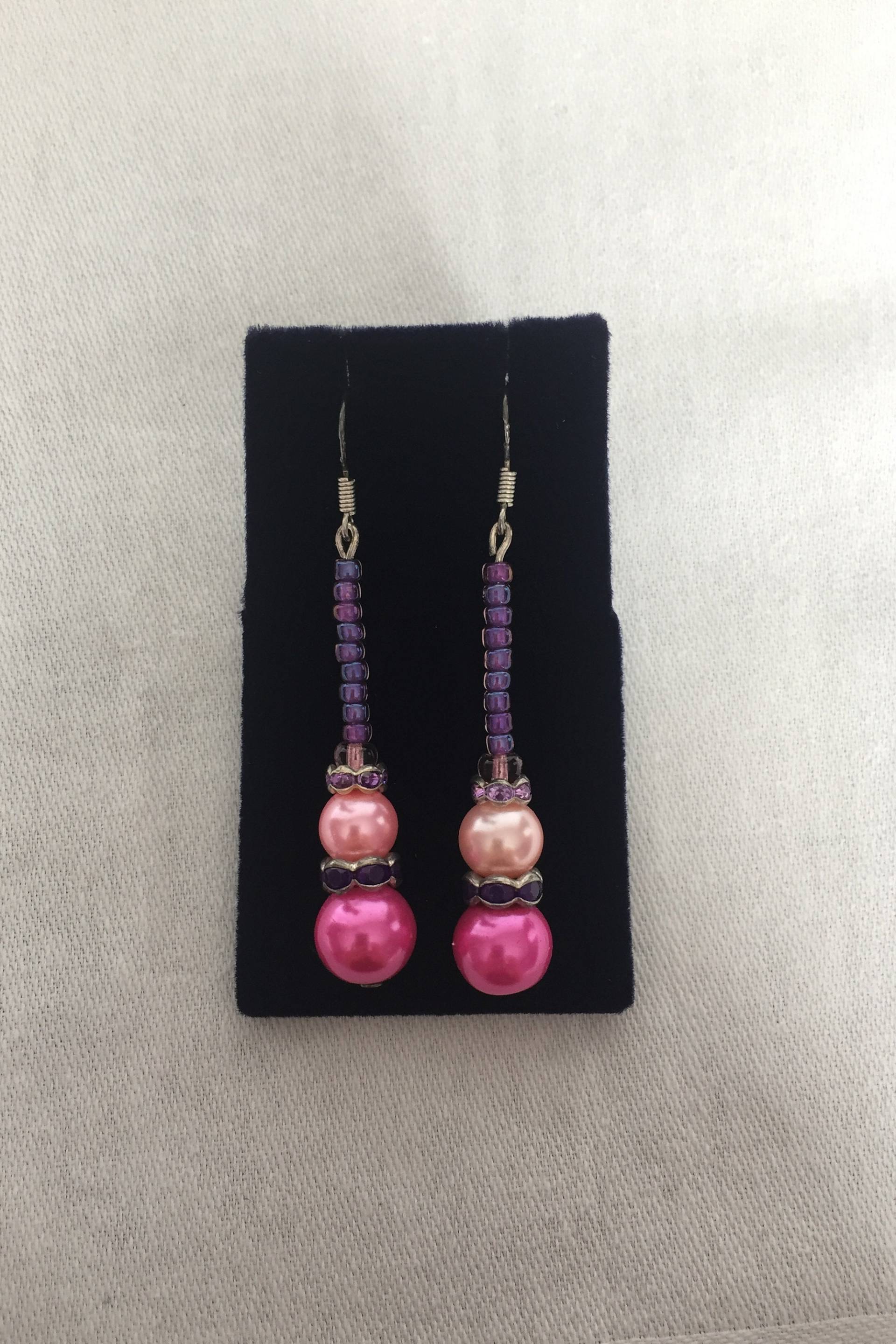 Rosa/Lila Glasperlen-Tropfenohrringe Mit Sterlingsilberhaken, Einzelanfertigung, Uk Shop Rosa/Lila Glasperlen-Tropfenohrringe Mit Sterlingsilberhaken, Einzelanfertigung, Uk Shop von JewelleryByJas