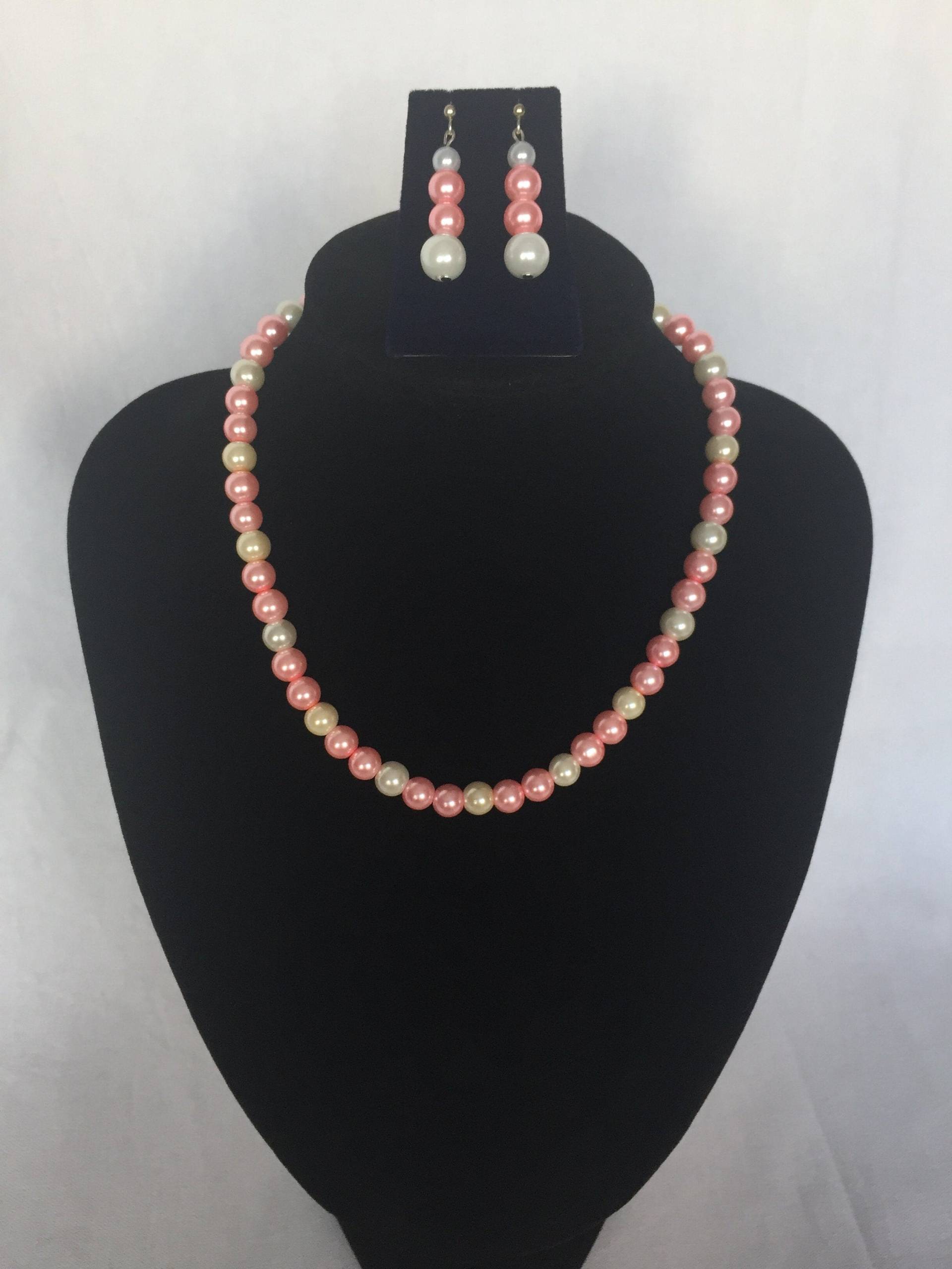 Rosa & Weiße Glasperlenkette, Magnetverschluss, Optional Ohrringe Rosa & Weiße Glasperlenkette, Magnetverschluss, Optional Ohrringe von JewelleryByJas