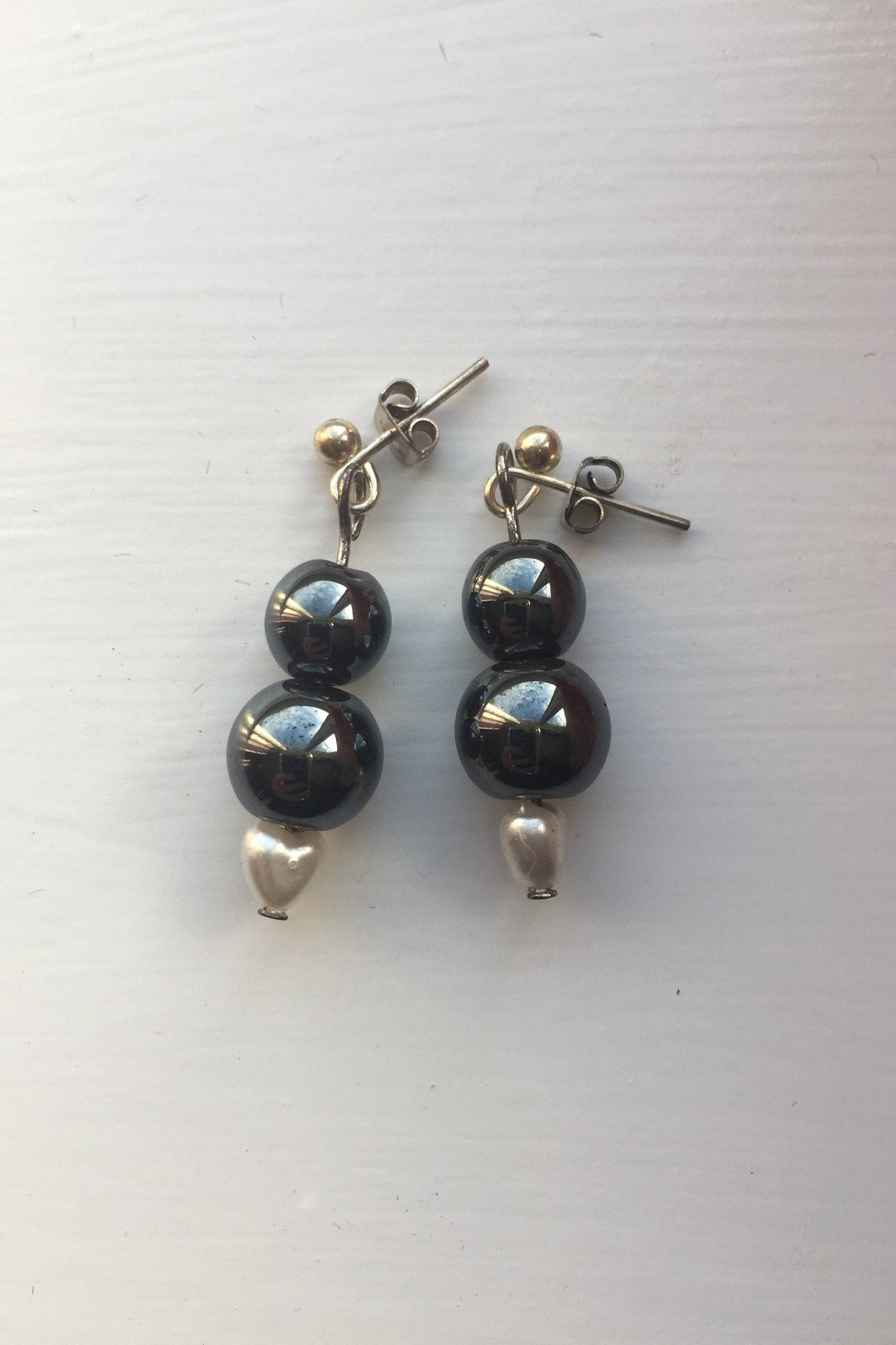 Runde Ohrringe Aus Hämatitperlen Mit Weißen Herzen Und Nieten, Einzelstück, Uk Shop Runde Ohrringe Aus Hämatitperlen Mit Weißen Herzen Und Nieten, Einzelstück, Uk Shop von JewelleryByJas