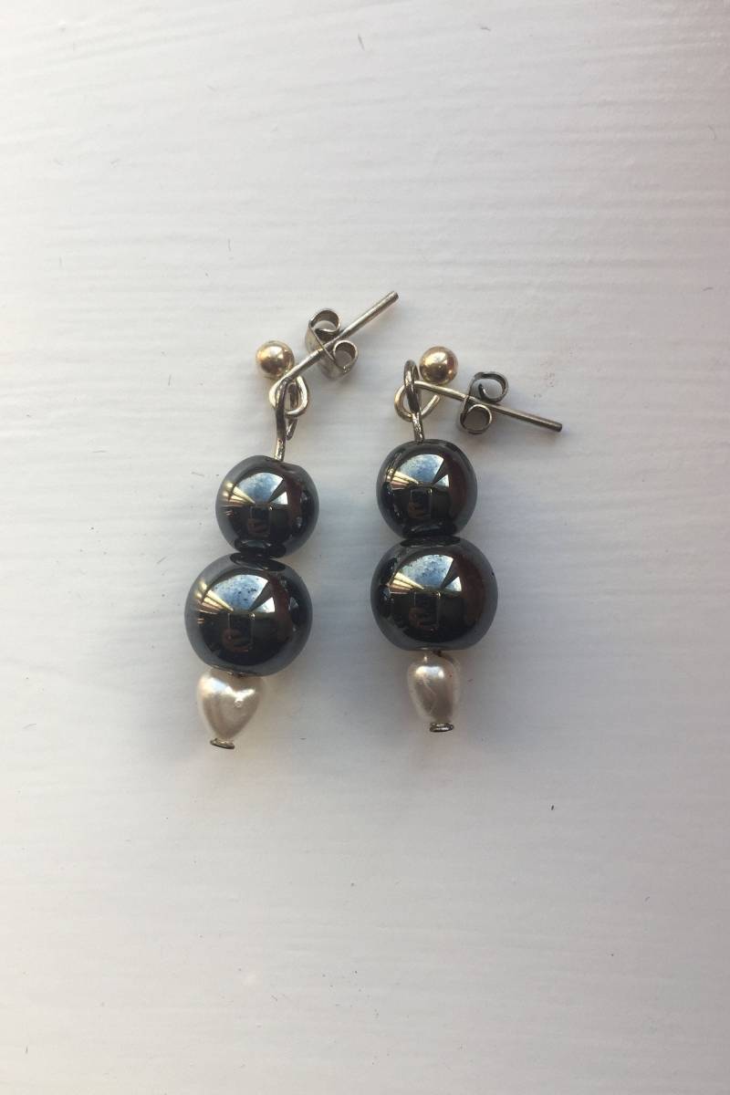 Runde Ohrringe Aus Hämatitperlen Mit Weißen Herzen Und Nieten, Einzelstück, Uk Shop Runde Ohrringe Aus Hämatitperlen Mit Weißen Herzen Und Nieten, Einzelstück, Uk Shop von JewelleryByJas