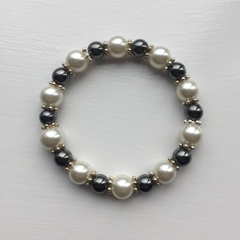Rundes Armband Aus Hämatit Und Weißen Glasperlen Mit Daisy Spacern, Uk Shop von JewelleryByJas