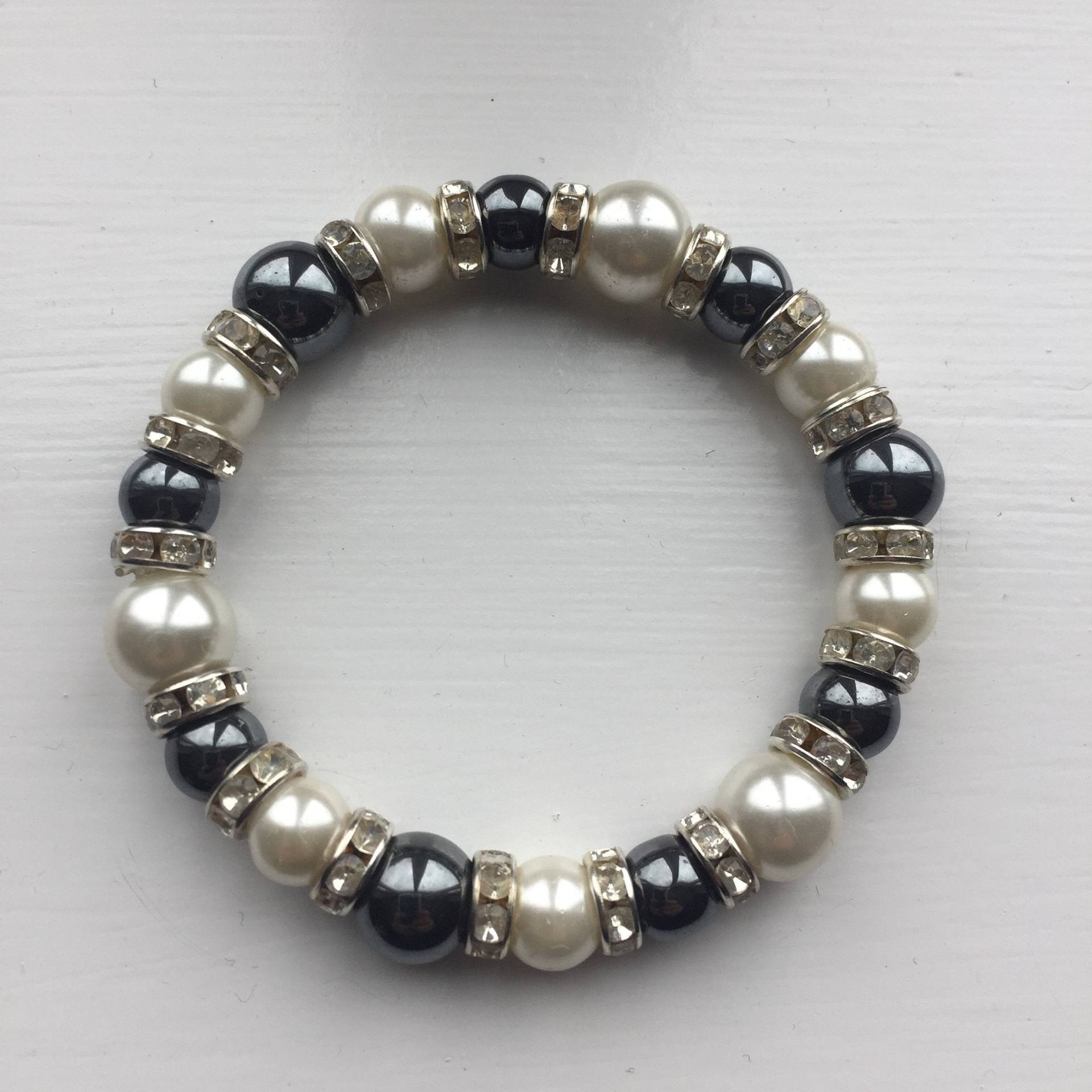 Rundes Armband Aus Rotem Hämatit, Weißen Glasperlen Und Rundes Armband Aus Rotem Hämatit, Weißen Glasperlen Und von JewelleryByJas