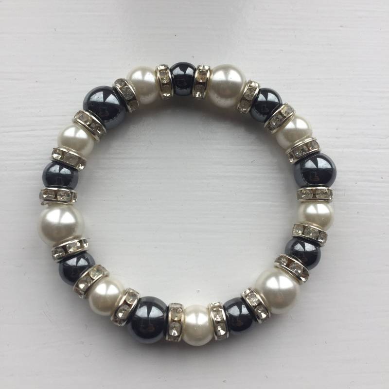 Rundes Armband Aus Rotem Hämatit, Weißen Glasperlen Und Rundes Armband Aus Rotem Hämatit, Weißen Glasperlen Und von JewelleryByJas