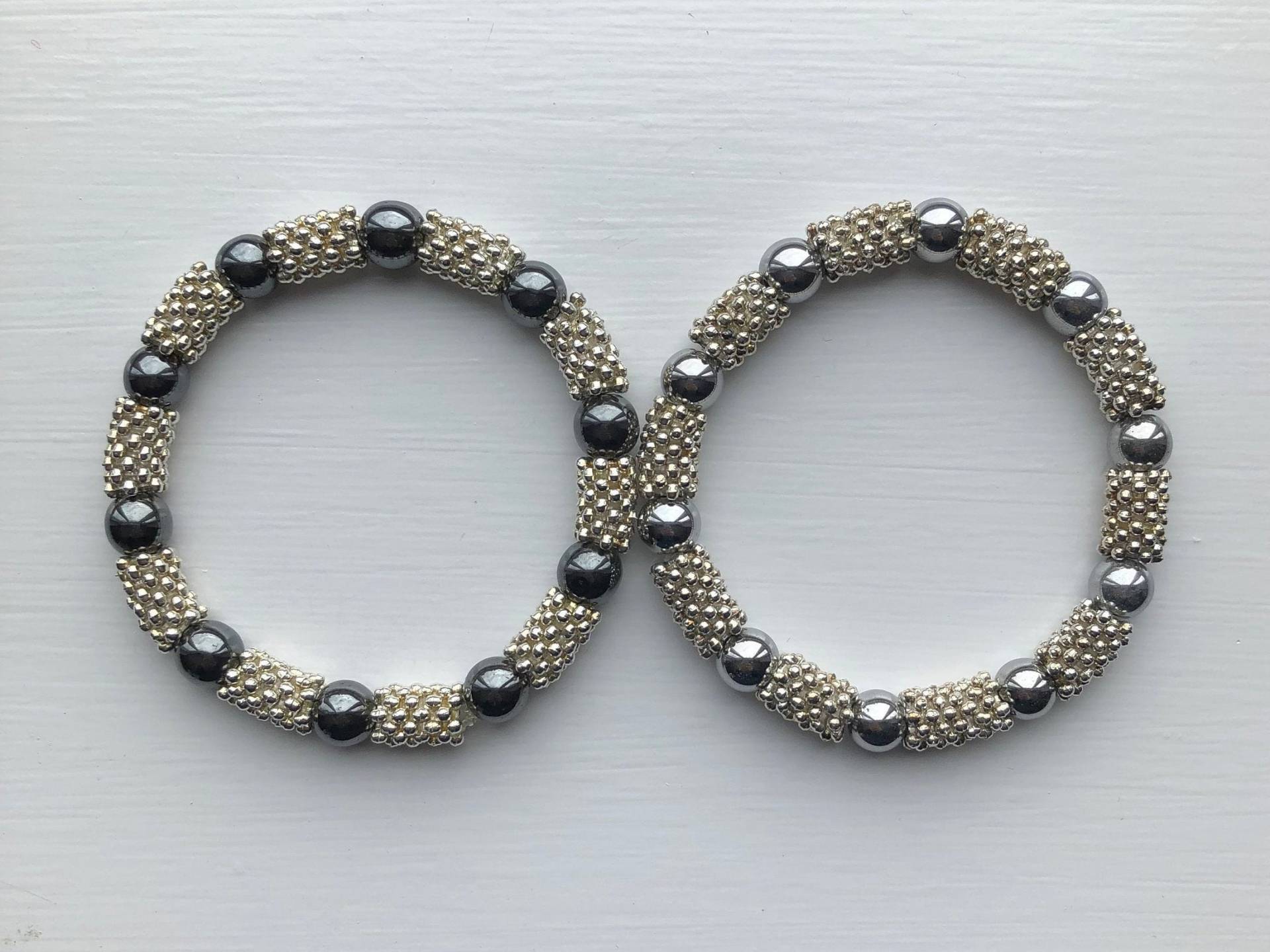 Rundes Hämatit Und Versilbertes Daisy Spacer Armband, 2 Hämatit-Optionen, Uk-Shop Rundes Hämatit Und Versilbertes Daisy Spacer Armband, 2 Hämatit-Optionen, Uk-Shop von JewelleryByJas