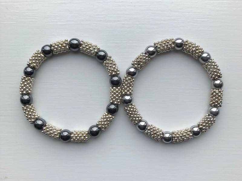 Rundes Hämatit Und Versilbertes Daisy Spacer Armband, 2 Hämatit-Optionen, Uk-Shop Rundes Hämatit Und Versilbertes Daisy Spacer Armband, 2 Hämatit-Optionen, Uk-Shop von JewelleryByJas
