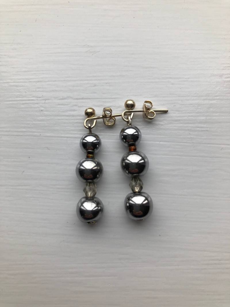 Silberne Hämatit Perlen Tropfen Ohrringe Mit Versilberten Nieten, Uk Shop von JewelleryByJas