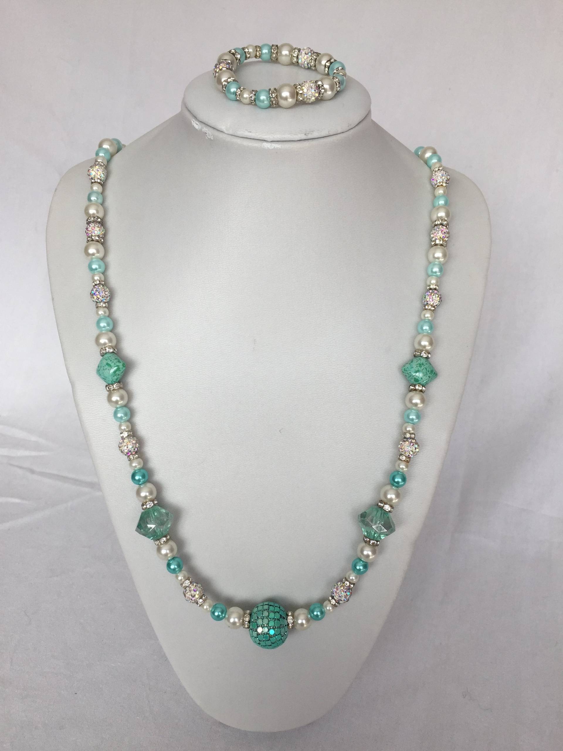 Türkis/Weiße Glasperlen-Lange Halskette Akzentperlen, Shamballas, Einmaliges Design Türkis/Weiße Glasperlen-Lange Halskette Akzentperlen, Shamballas, Einmaliges Design von JewelleryByJas