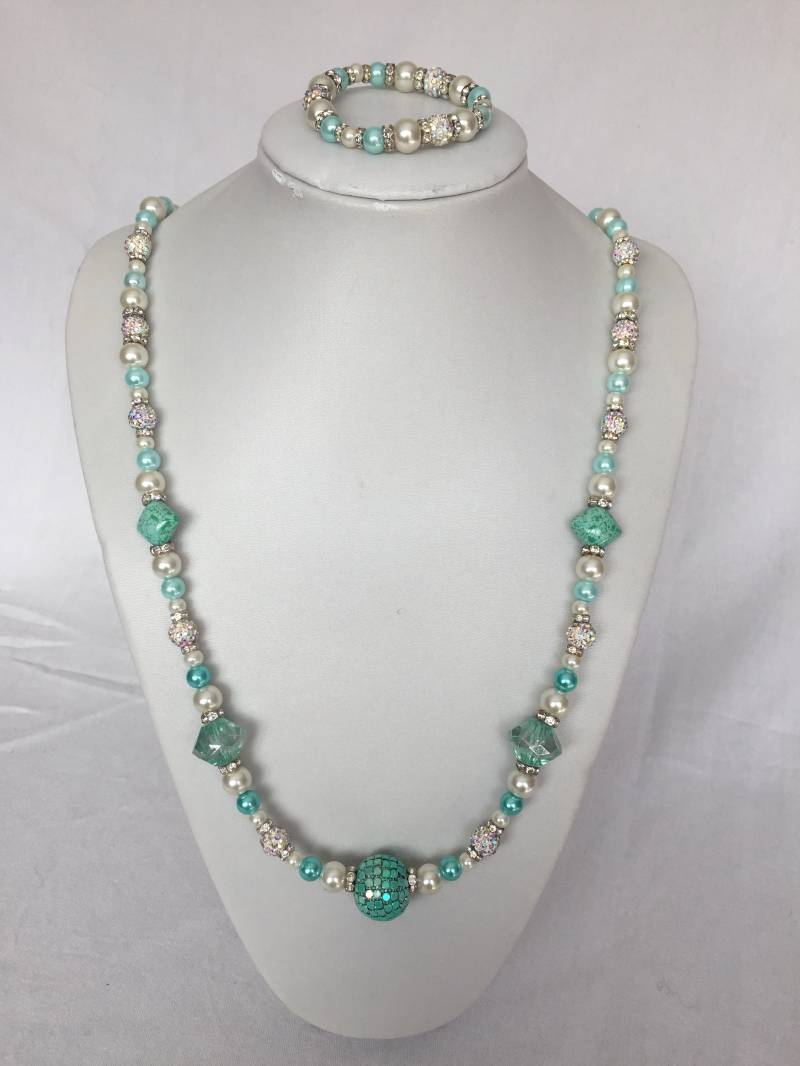 Türkis/Weiße Glasperlen-Lange Halskette Akzentperlen, Shamballas, Einmaliges Design Türkis/Weiße Glasperlen-Lange Halskette Akzentperlen, Shamballas, Einmaliges Design von JewelleryByJas