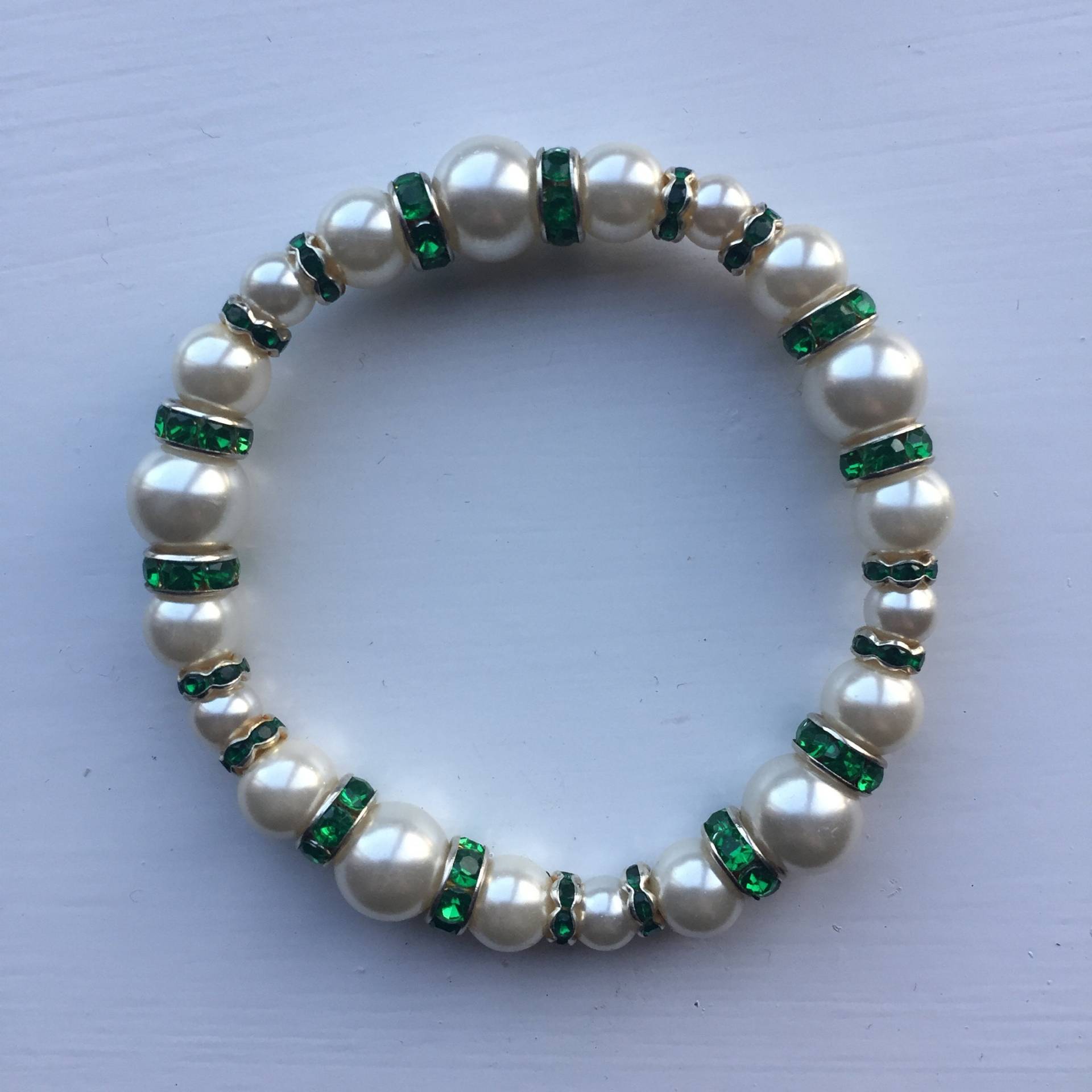 Weißes Glasperlen Armband Mit Grünen Diamanten Spacern, Einzelanfertigung, Uk Shop von JewelleryByJas