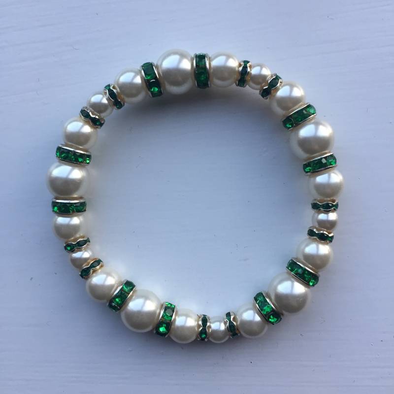 Weißes Glasperlen Armband Mit Grünen Diamanten Spacern, Einzelanfertigung, Uk Shop von JewelleryByJas