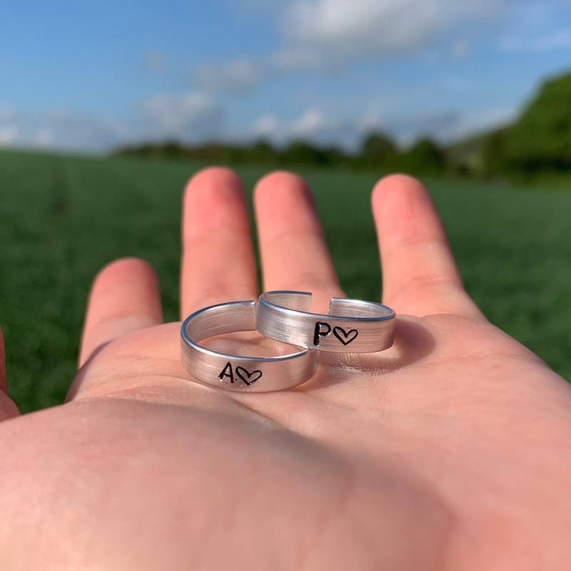 Ein Custom Initial Pärchen Herzring in Gold Oder Silber von JewelleryCabin