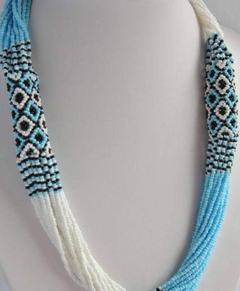 Schmuck Set , Aus Hellblauen Glasperlen Und Traditionellen Gefärbten von JewelleryCoCreations