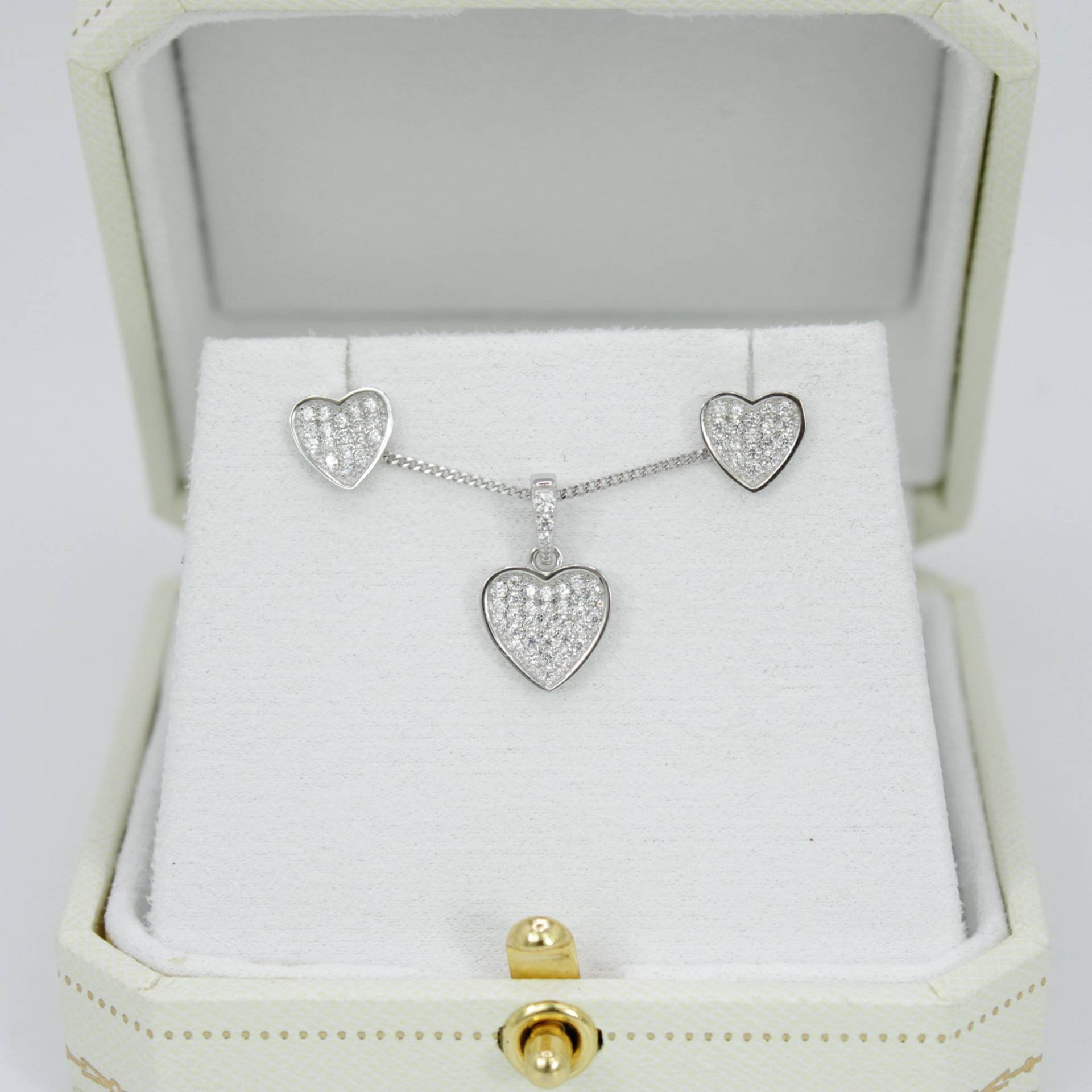 White Gold Finish Diamant Herzförmige Anhänger Halskette & Ohrstecker Schmuck Set Inklusive Geschenkbox | Perfektes Geschenk Für Frauen von JewelleryEssence