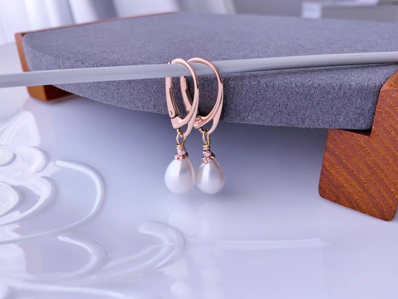 Elegante Natürliche Weiße Teardrop Süßwasserperlen Ohrringe Rose Gold Lever Zurück Ohrhaken Über Sterling Silber von JewelleryNataliya