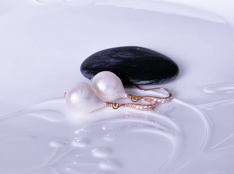 Elegante Teardrop Perle Weiße Süßwasserperle Ohrringe Formschöne Stein Haken Ohrdrähte Cz Braut Rose Vergoldet Über Messing von JewelleryNataliya