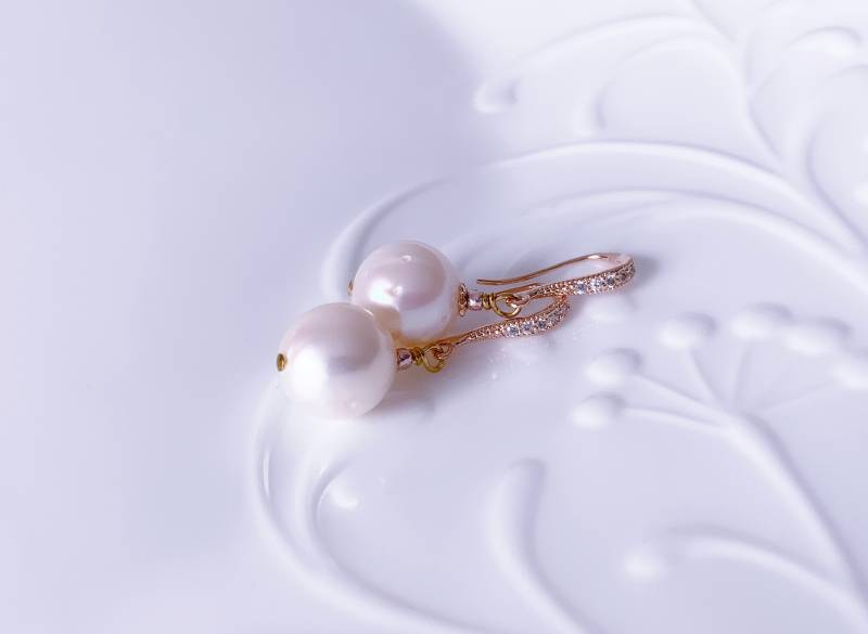 Elegante Weiße Süßwasserperle Ohrringe Runde Perle Formschöne Stein Haken Ohrdrähte Cz Braut Rose Vergoldet Über Messing von JewelleryNataliya