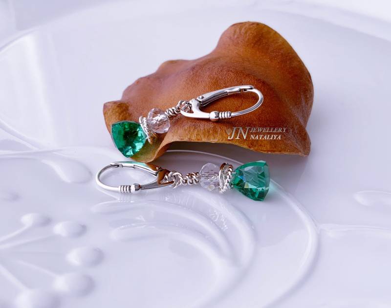 Smaragd Farbe Hydro Quarz Facettierte 3D Trillion Form Briolette Perlen Ohrringe Euro Brisuren Ohrhaken Mit Kugeln Sterling Silber von JewelleryNataliya