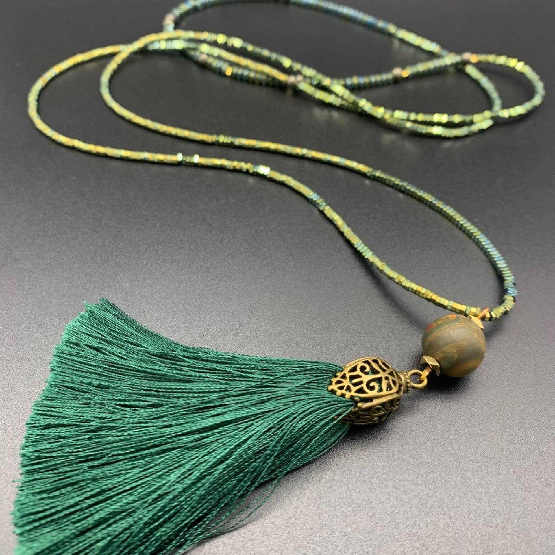 Elegante Lange Grüne Halskette .grüne Hämatit Halskette. Grün Matte Jsper Picasso Anhänger. Grüne Quaste Eleganter Schmuck von JewelleryStones