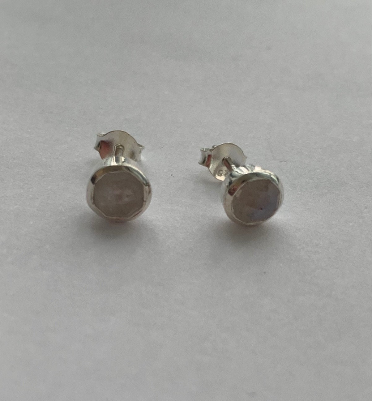925 Sterling Silber Ohrstecker, Echte Mondstein, Geburtsstein Für Juni, 5 Mm Rund, Sternzeichen 925 Sterling Silber Ohrstecker, Echte Mondstein, Geburtsstein Für Juni, 5 Mm Rund, Sternzeichen von JewelleryStoreLondon
