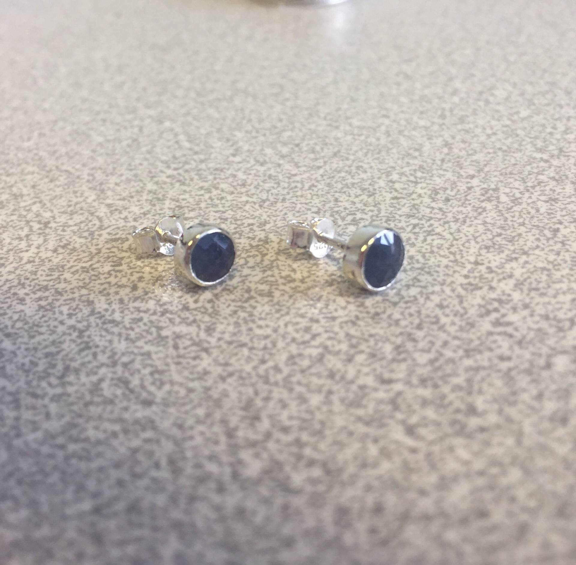925Er Silber-Ohrstecker, Echter Blauer Saphir, Geburtsstein Für September, Rund, 5mm, Sternzeichen, Facettiert 925Er Silber-Ohrstecker, Echter Blauer Saphir, Geburtsstein Für September, Rund, 5mm, Sternzeichen, Facettiert von JewelleryStoreLondon