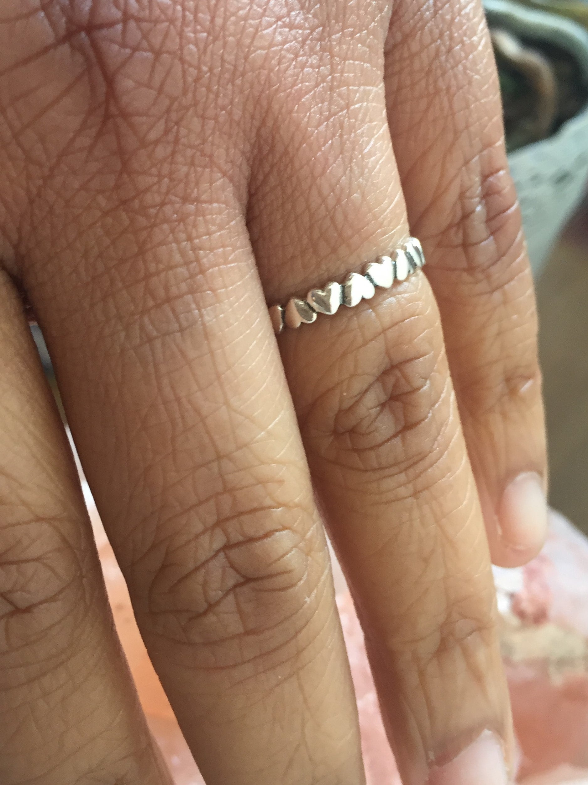 Bandring Mit Kleinen Herzen in Sterling Silber Bandring Mit Kleinen Herzen in Sterling Silber von JewelleryStoreLondon
