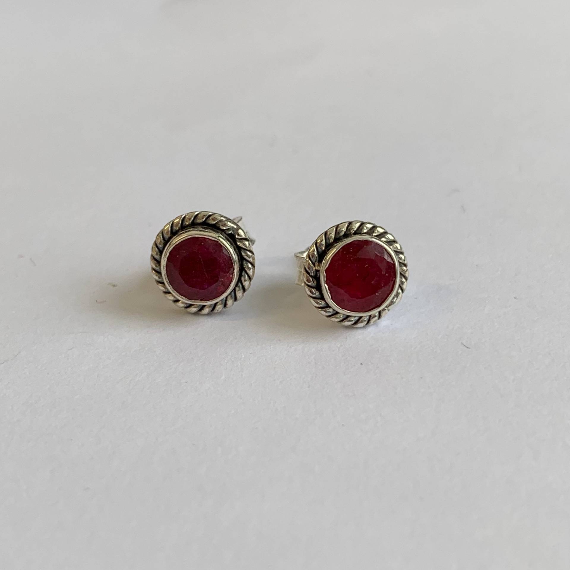 Facettierte Rubin Achat Sterling Silber Ohrstecker - 5 Mm Facettierte Rubin Achat Sterling Silber Ohrstecker - 5 Mm von JewelleryStoreLondon