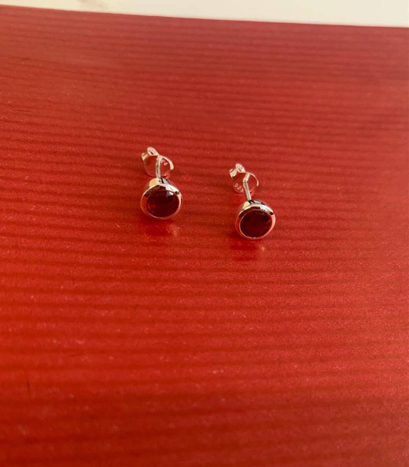 Granat Sterling Silber Ohrstecker Januar | 5 Mm Granat Sterling Silber Ohrstecker Januar | 5 Mm von JewelleryStoreLondon