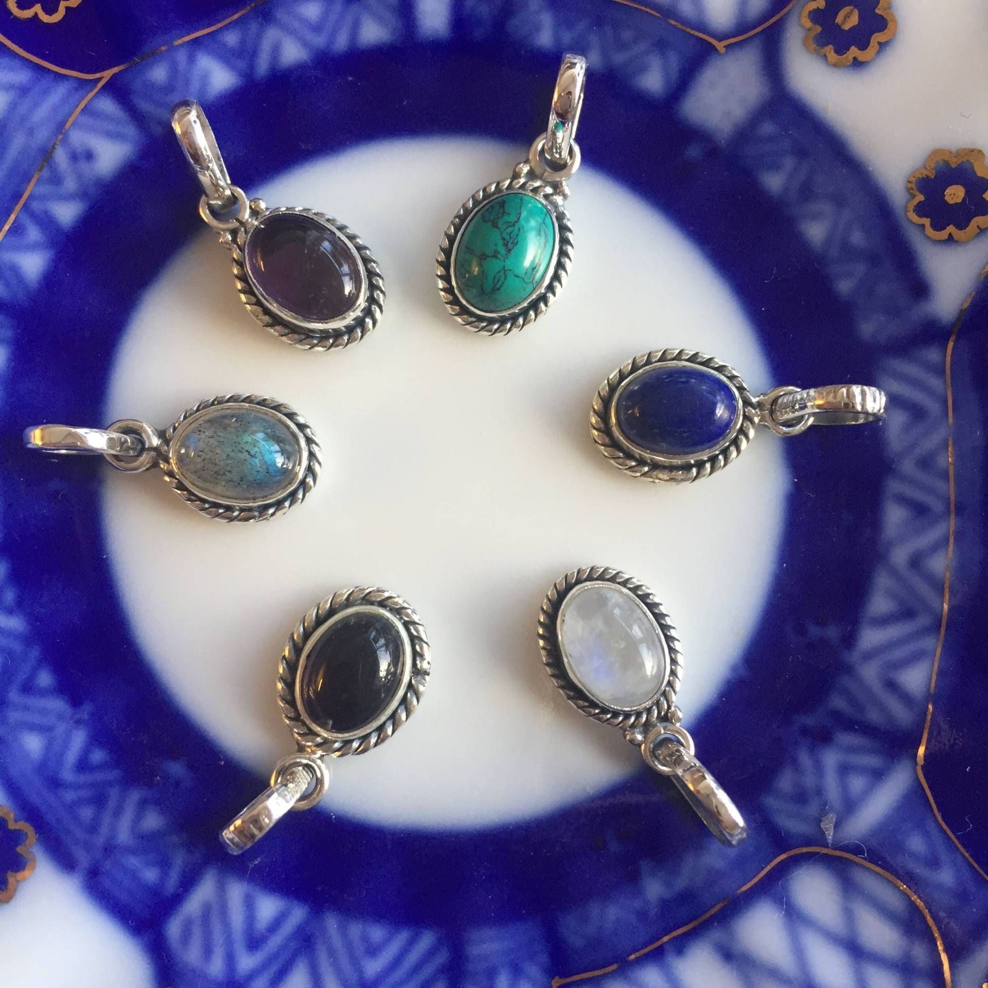 Ovaler Silberanhänger Mit Verschiedenen Edelsteinen Ovaler Silberanhänger Mit Verschiedenen Edelsteinen von JewelleryStoreLondon