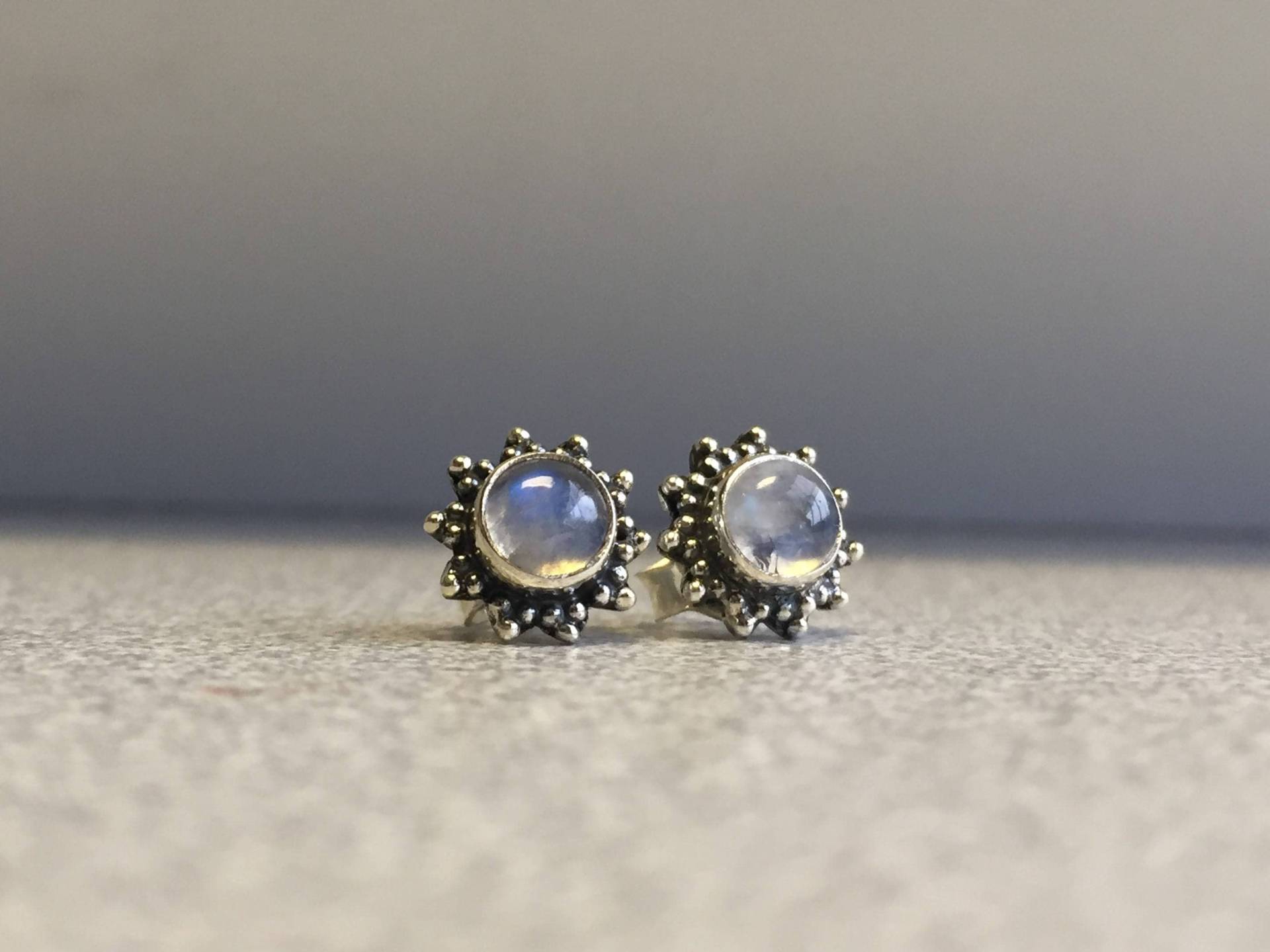Sterling Silber Mondstein Ohrstecker Motiv Sternblume Sterling Silber Mondstein Ohrstecker Motiv Sternblume von JewelleryStoreLondon