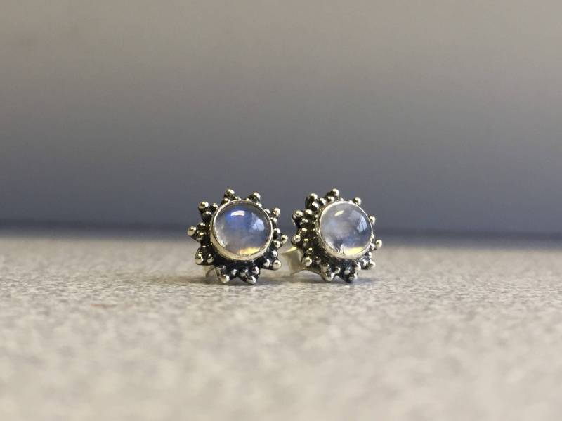 Sterling Silber Mondstein Ohrstecker Motiv Sternblume Sterling Silber Mondstein Ohrstecker Motiv Sternblume von JewelleryStoreLondon