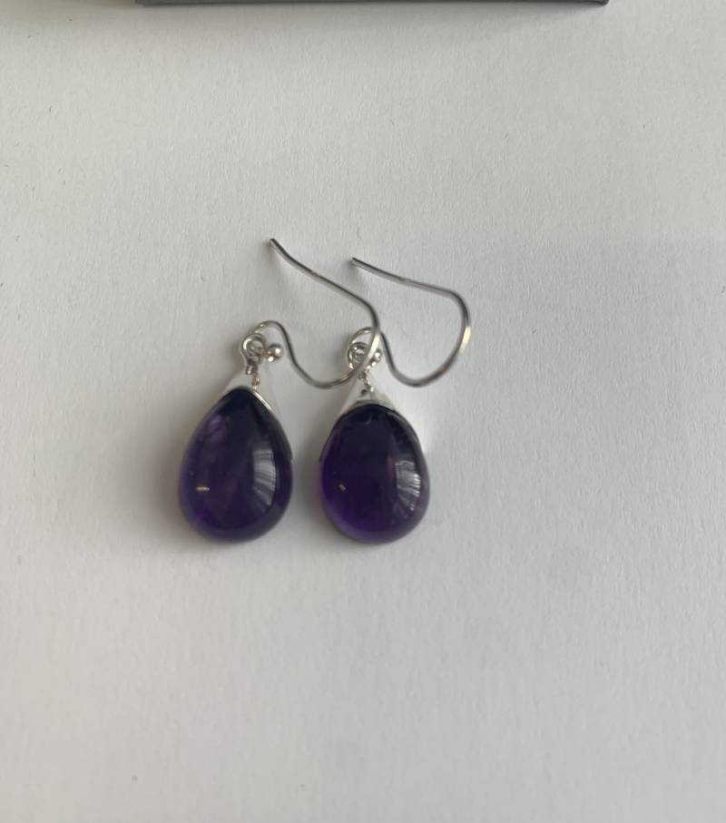 Teardrop Amethyst Ohrringe 925 Sterling Silber-Kappe Teardrop Amethyst Ohrringe 925 Sterling Silber-Kappe von JewelleryStoreLondon