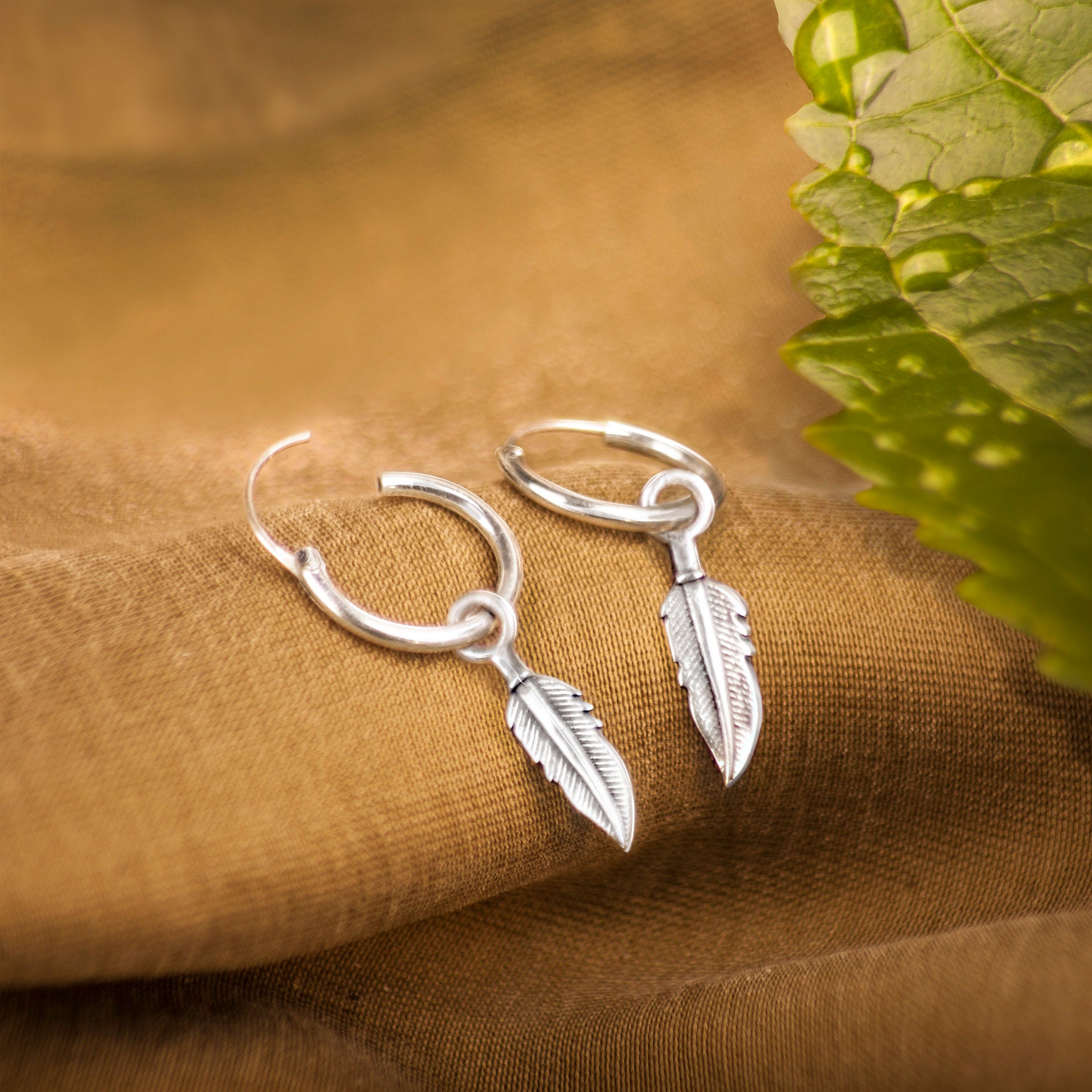 sterling Silber Creolen Mit Feder Baumeln sterling Silber Creolen Mit Feder Baumeln von JewelleryStoreLondon