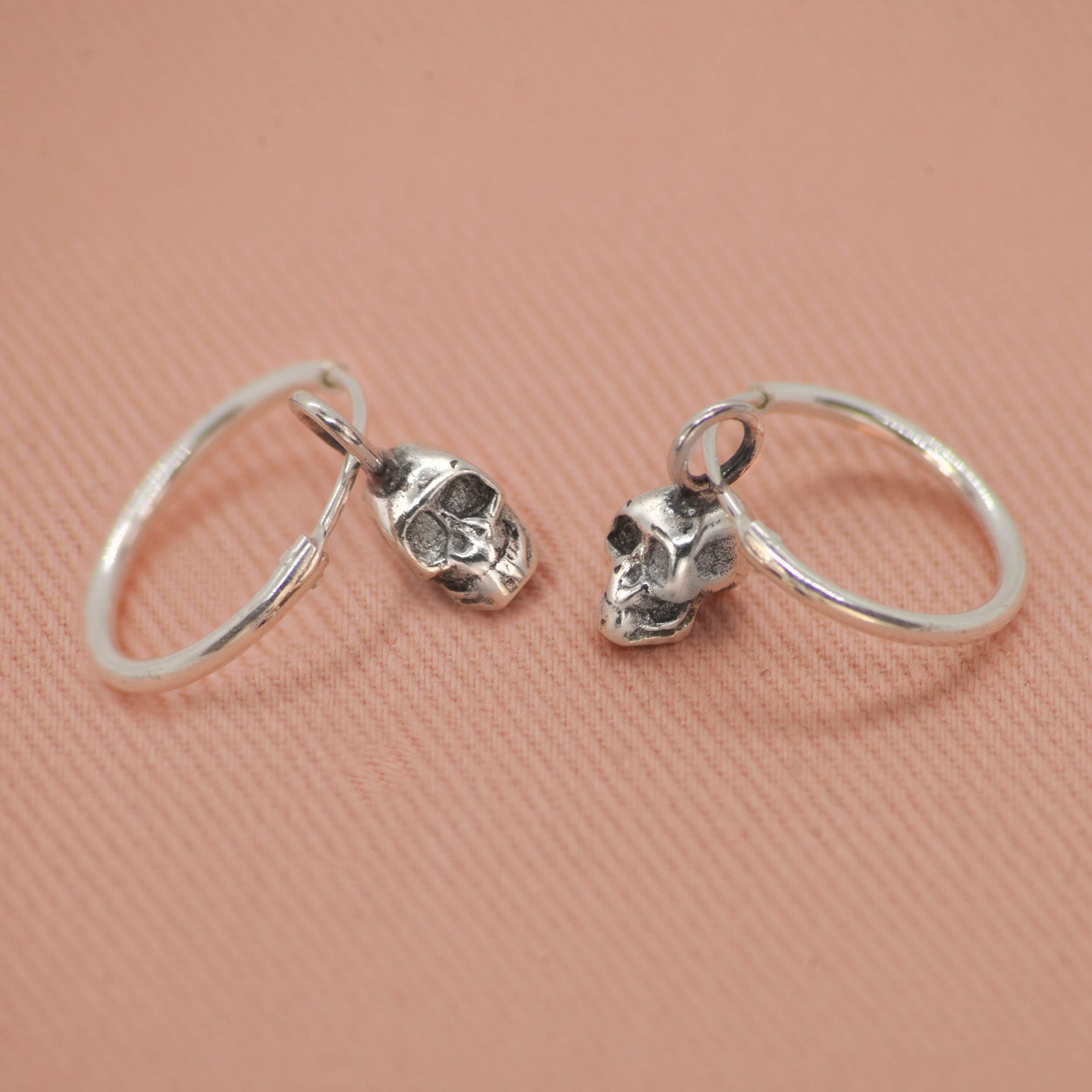 sterling Silber Creolen Mit Schädel Charm - 15 Mm sterling Silber Creolen Mit Schädel Charm - 15 Mm von JewelleryStoreLondon