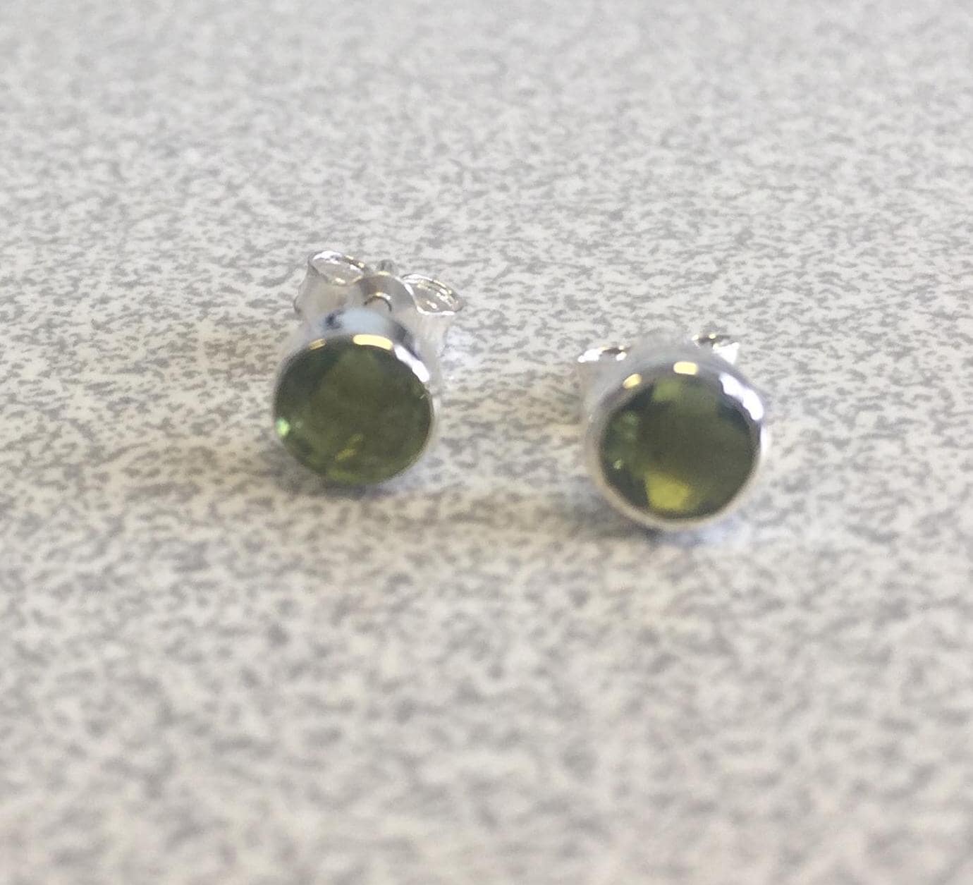 sterling Silber Peridot Ohrstecker August Geburtsstein, 5 Mm sterling Silber Peridot Ohrstecker August Geburtsstein, 5 Mm von JewelleryStoreLondon