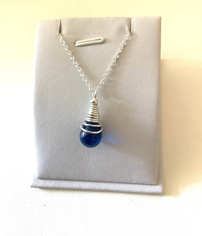 Blauer Glas Meerjungfrauen Anhänger Mit Versilberter Drahtverpackung. Platinierte Edelstahlkette, Länge Wählen. Geschenktasche Inklusive von JewelleryandmoreGB