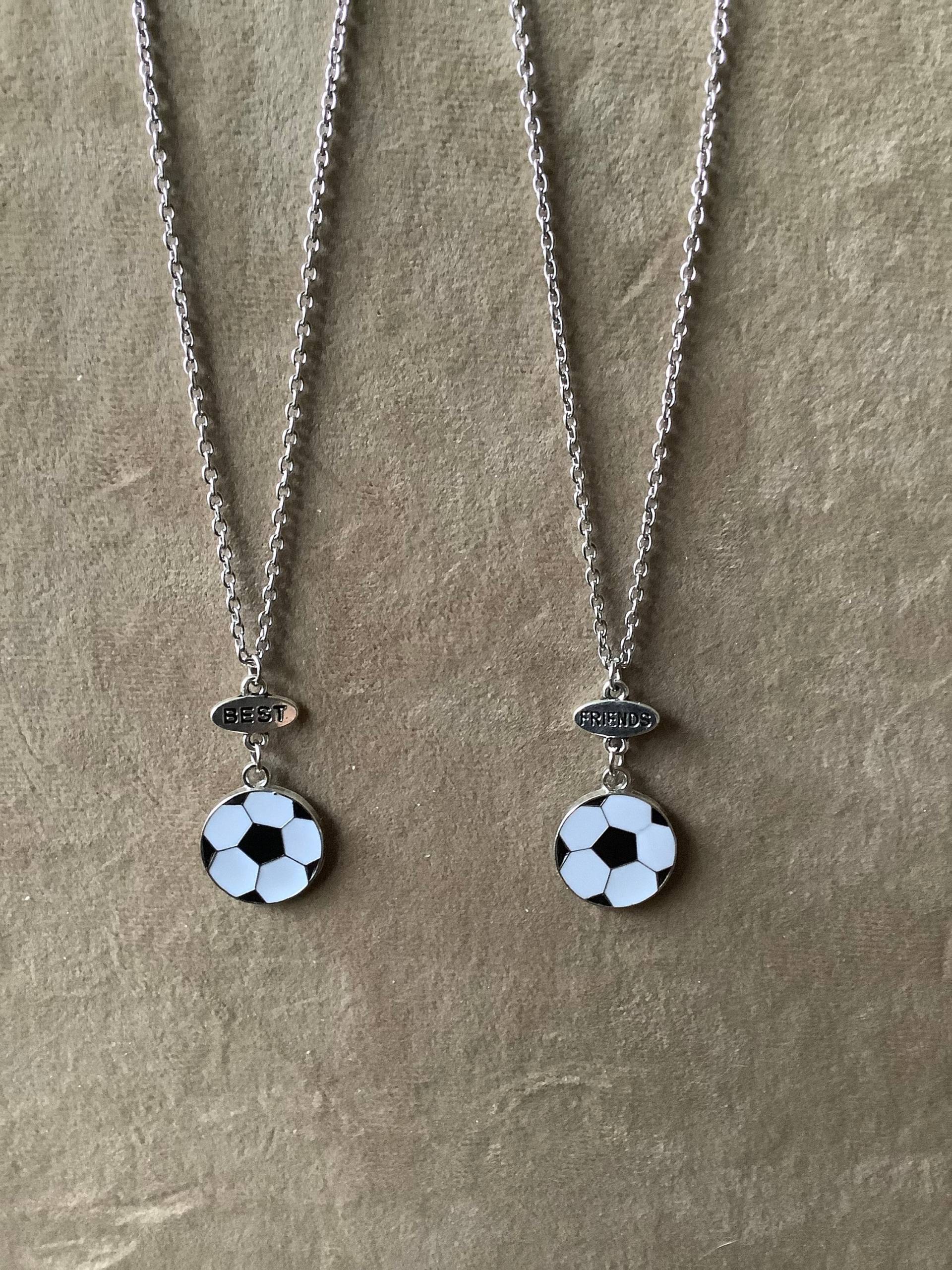 Kinder Bester Freund Fußball Halsketten Mit Edelstahlkette Oder Schwarzem Lederband, 2Er Set. Geschenktüten Inklusive von JewelleryandmoreGB